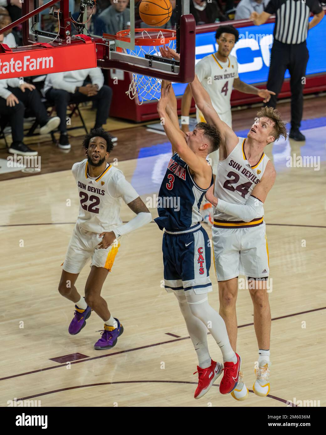 Arizona Wildcats Stürmer Pelle Larsson (3) macht einen harten Layup gegen Arizona State Sun Devils Stürmer Duke Brennan (24) während eines NCAA Basketballspiels am Samstag, den 31. Dezember 2022, in Tempe, Arizona. Arizona besiegte Arizona State 69–60. (Marcus Wilkins/Image of Sport)) Stockfoto