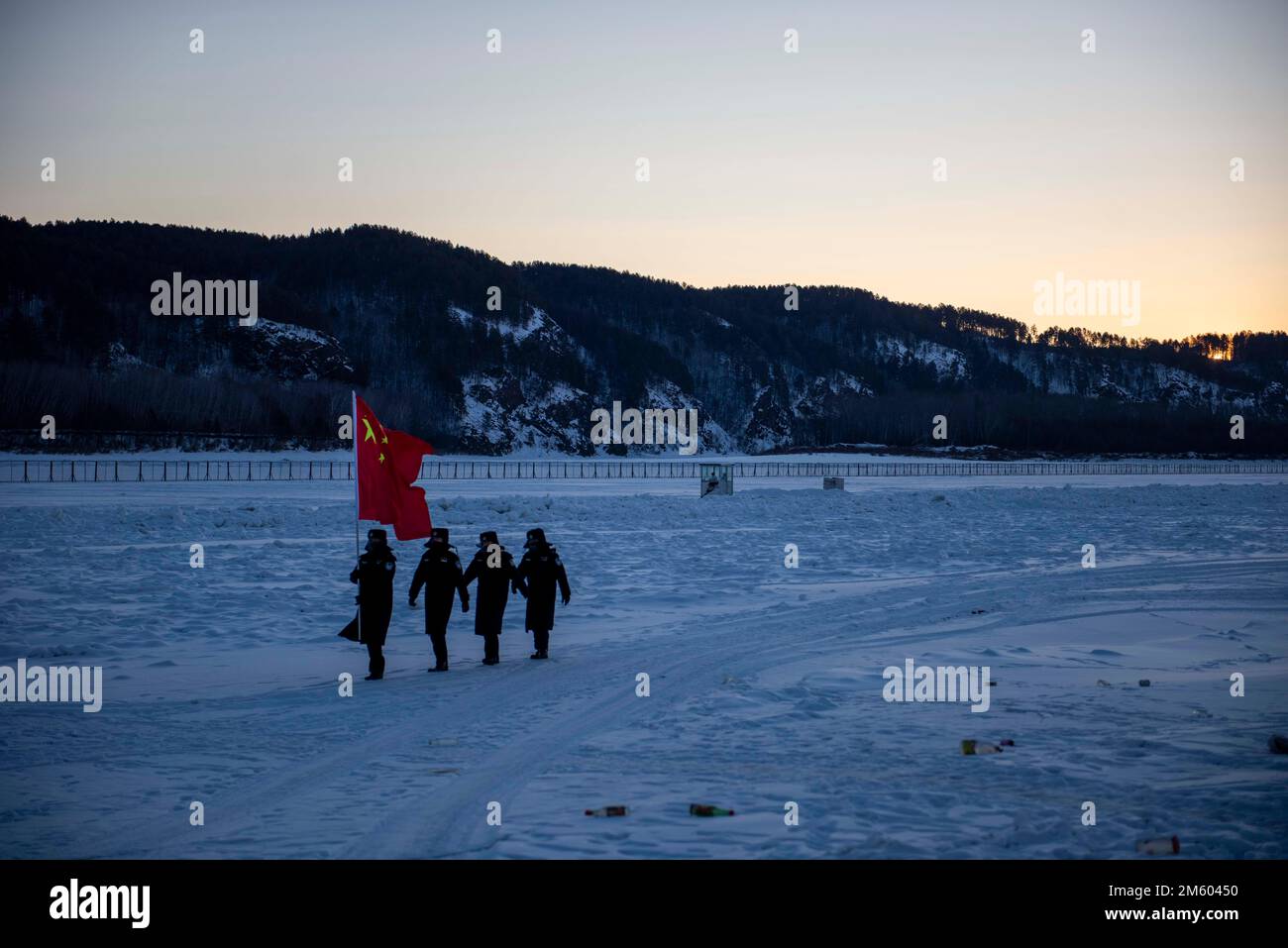 MOHE, CHINA - 1. JANUAR 2023 - Polizeibeamte für Grenzschutz führen eine Fußpatrouille in Beiji Village, Mohe City, Nordostchina Heilongjiang Stockfoto