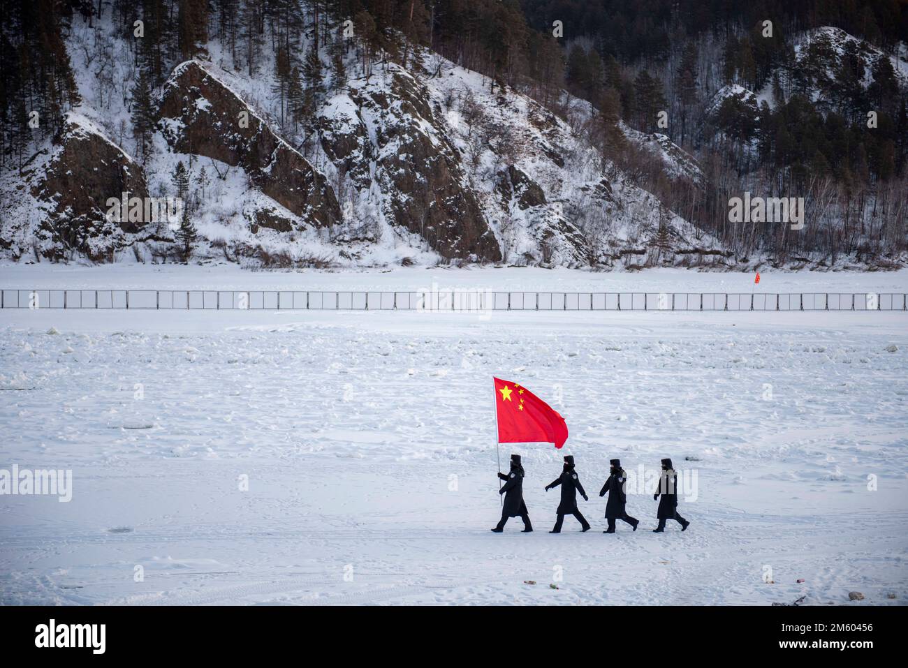 MOHE, CHINA - 1. JANUAR 2023 - Polizeibeamte für Grenzschutz führen eine Fußpatrouille in Beiji Village, Mohe City, Nordostchina Heilongjiang Stockfoto