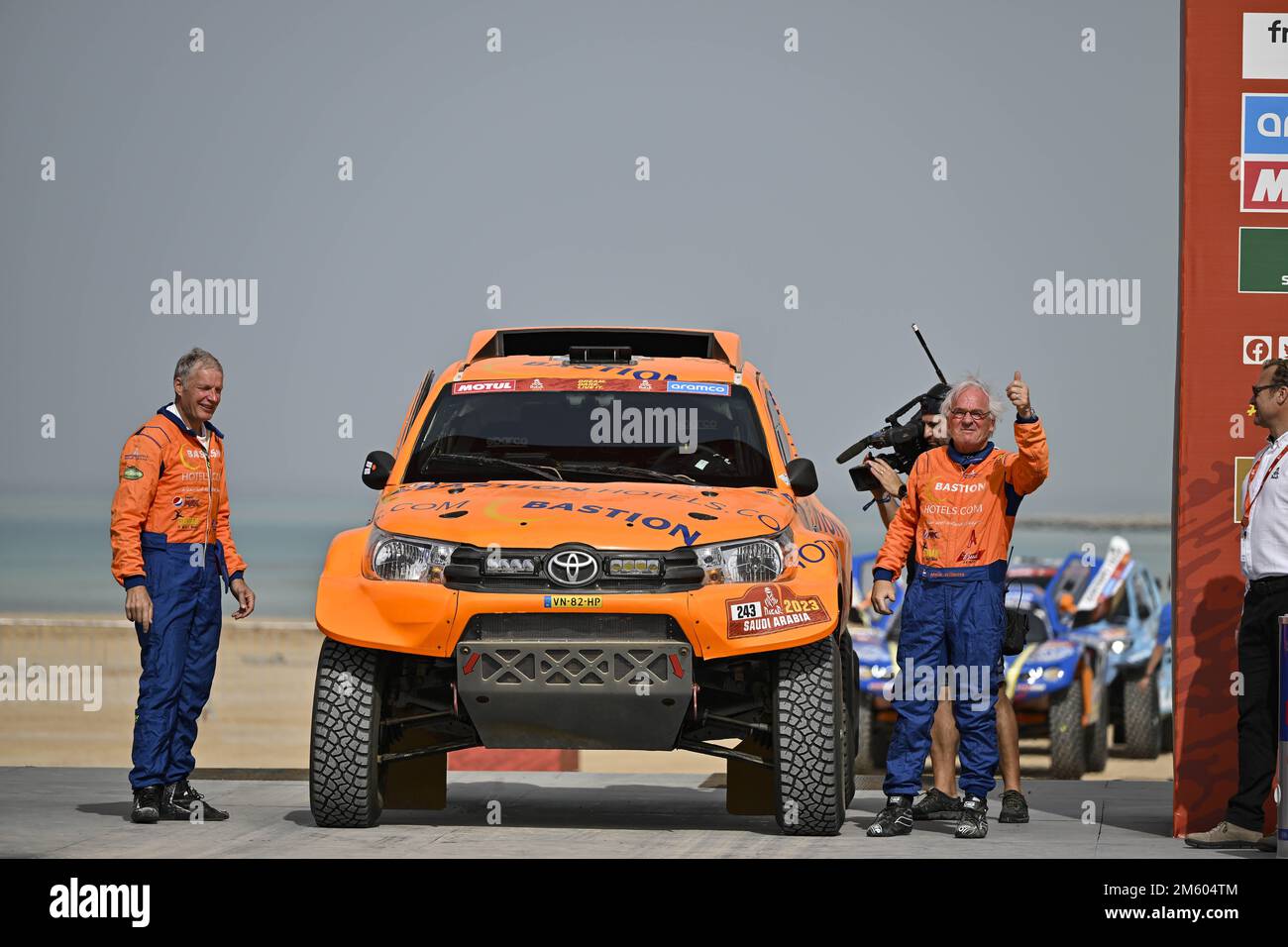 243 WILLEMS Maik (nld), VAN PELT Robert (nld), Bastion Hotels Dakar Team, Toyota Hilux, Auto, Action während der Starting Podium Ceremony of the Dakar 2023, am 31. Dezember 2022 in der Nähe von Yanbu, Saudi-Arabien - Foto: Gigi Soldano /DPPI/LiveMedia Stockfoto