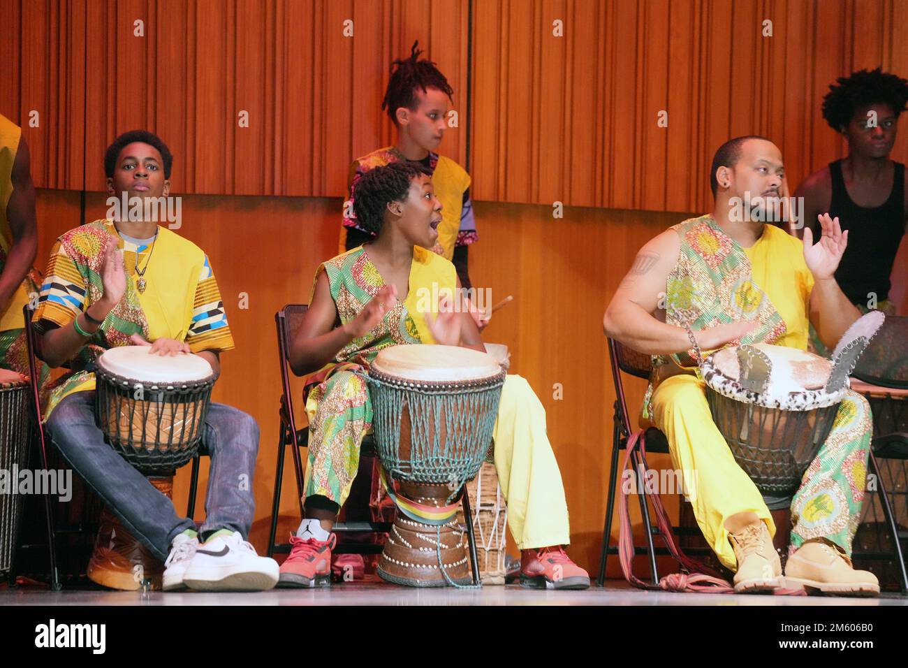 St. Louis, Usa. 31. Dezember 2022. Trommler spielen bei der Großen Prozessional von Kwanzaa während der Feiertage im St. Louis Art Museum in St. Louis am Samstag, den 31. Dezember 2022. Kwanzaa ist eine jährliche Feier der afroamerikanischen Kultur von Dezember 26 bis Januar 1. Foto: Bill Greenblatt/UPI Credit: UPI/Alamy Live News Stockfoto