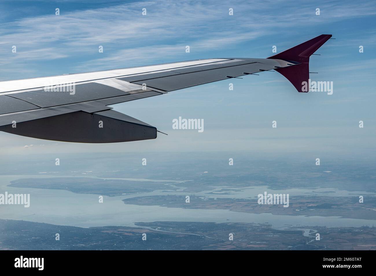 Klettern mit dem Flugzeug nach dem Start vom Flughafen Heathrow Stockfoto