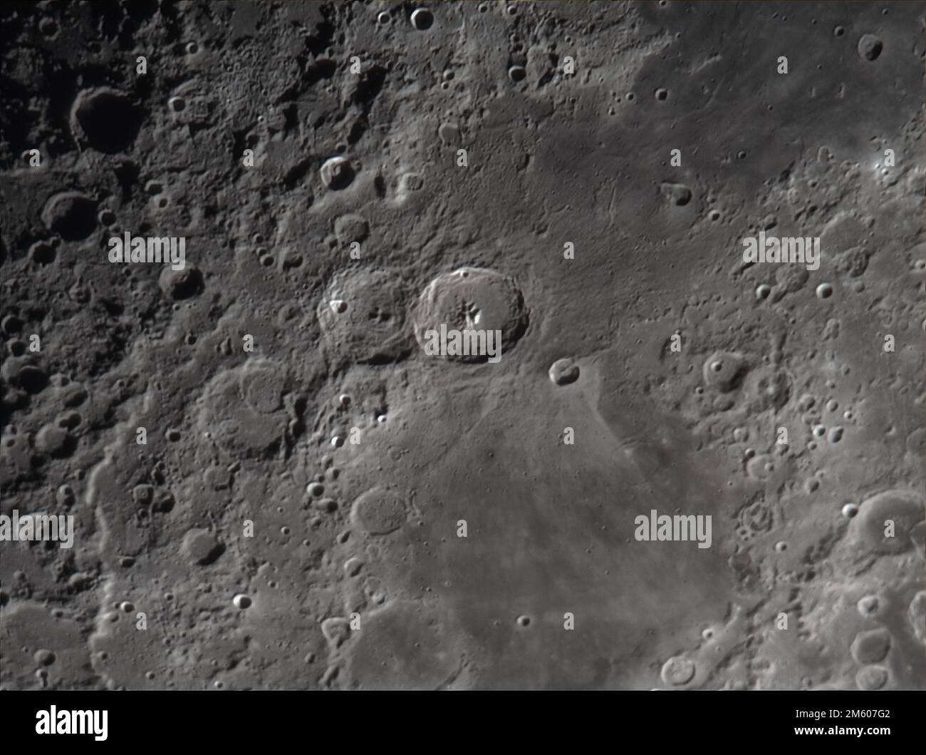 Mond und Krater Stockfoto