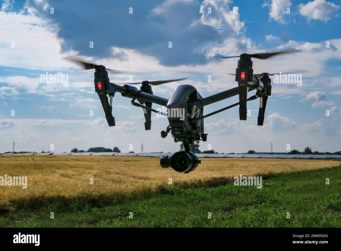Quadcopter-Drohne im Flug über Ackerland. Stockfoto