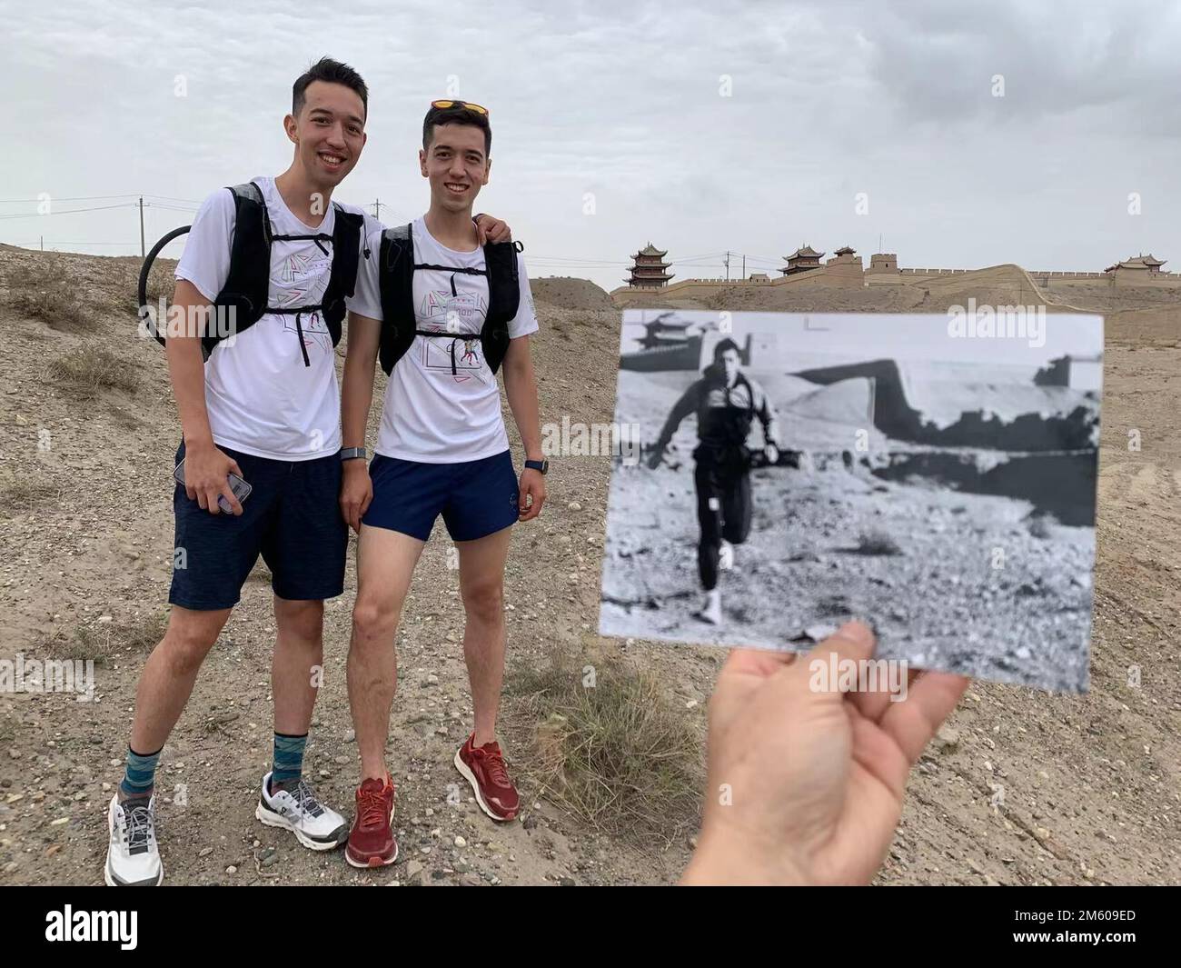 Peking, China. 15. Juli 2022. Die britischen Brüder James und Thomas Lindesay posieren am Jiayuguan Pass in der nordwestchinesischen Provinz Gansu am 15. Juli 2022. UM MIT „Feature: British Brothers Hike Great Wall, um in Vaters Fußstapfen zu treten“ zu BEGINNEN. Kredit: Piao Tiejun/Xinhua/Alamy Live News Stockfoto