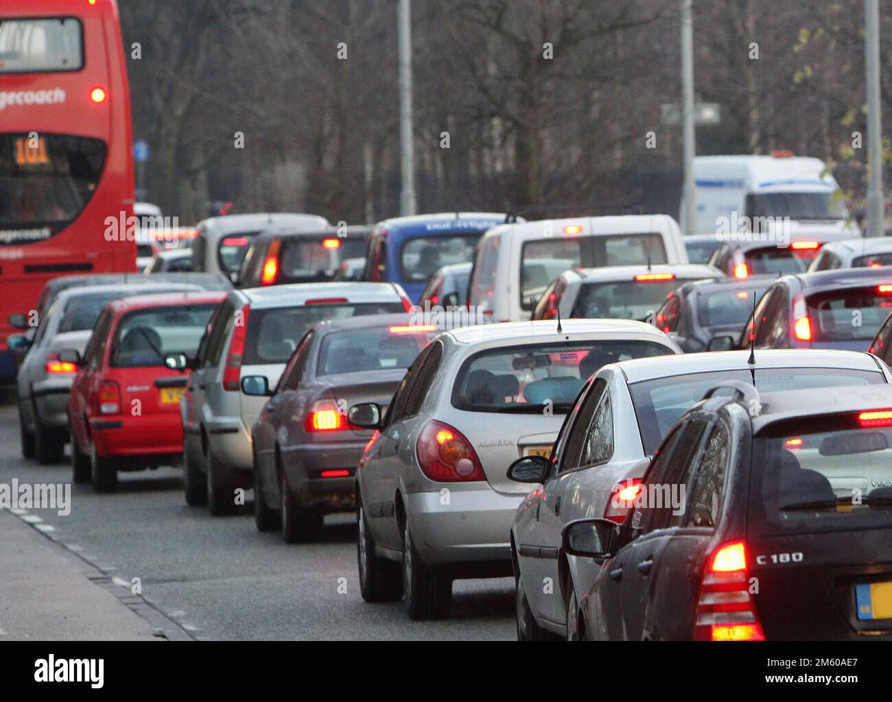 Dateifoto vom 10. Oktober 12/08 von frühmorgendlichem Verkehrsstau. National Highways drängt Autofahrer, ihre Fahrten im neuen Jahr im Vorfeld zu planen, während einige seiner Arbeiter einen weiteren Streik anrichten, da sich das Verkehrsaufkommen nach den Weihnachtsferien wieder normalisiert. Mitglieder der Vereinigung für öffentliche und kommerzielle Dienstleistungen (Public and Commercial Services Union, PCS) planen für den 3. Und 4. Januar einen nationalen Rundgang. Ausgabedatum: Sonntag, 1. Januar 2023. Stockfoto