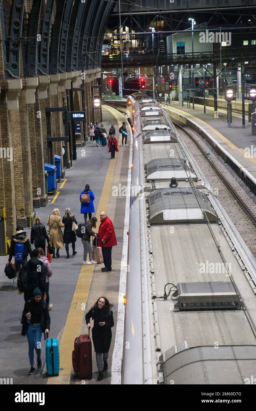 LNER-Zug am Bahnhof Kings Cross in London mit Passagieren Stockfoto
