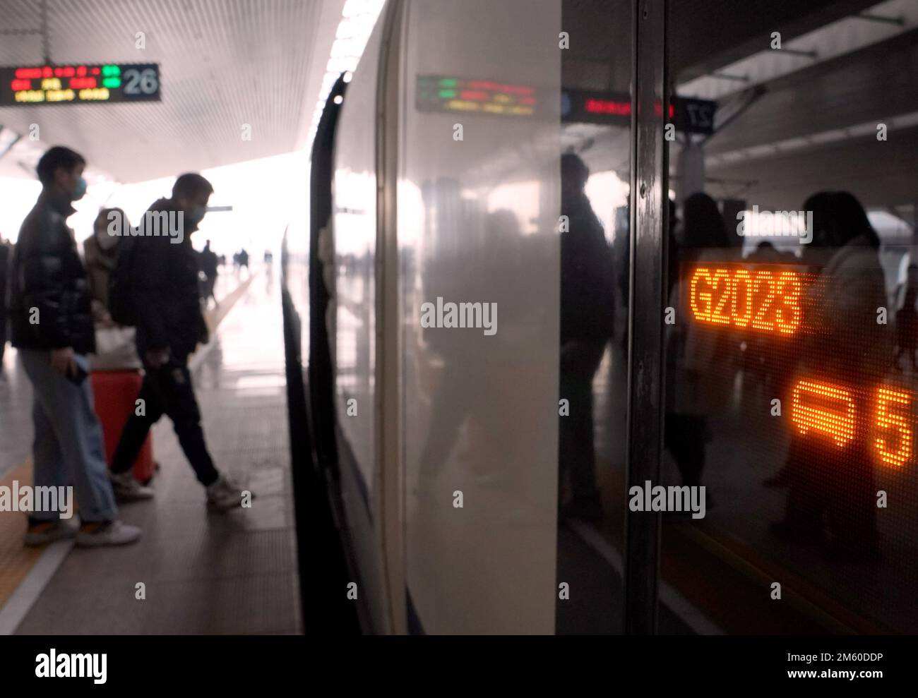 Zhengzhou, Chinas Provinz Henan. 1. Januar 2023. Passagiere steigen am Ostbahnhof Zhengzhou in Zhengzhou, Provinz Henan im Zentrum Chinas, am 1. Januar 2023 in den Zug G2023 ein. Im Zug G2023 wurden verschiedene Aktivitäten zur Feier des neuen Jahres durchgeführt, da die Anzahl des Zuges mit dem Jahr 2023 zusammenfällt. Kredit: Li An/Xinhua/Alamy Live News Stockfoto