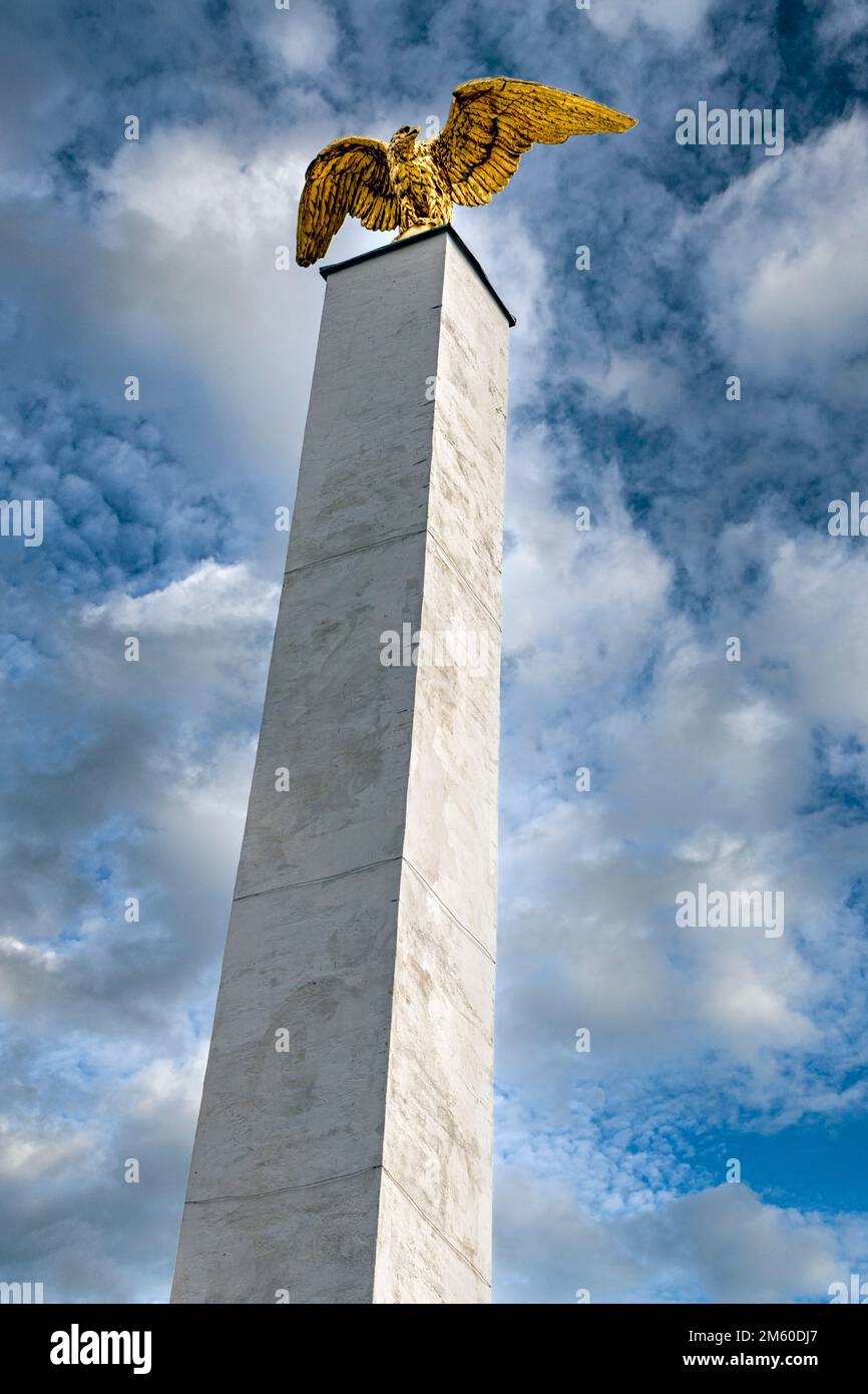 Vergoldeter Adler auf dem Hügel vor den Toren des Schlosses Schönbrunn, Wien, Österreich Stockfoto