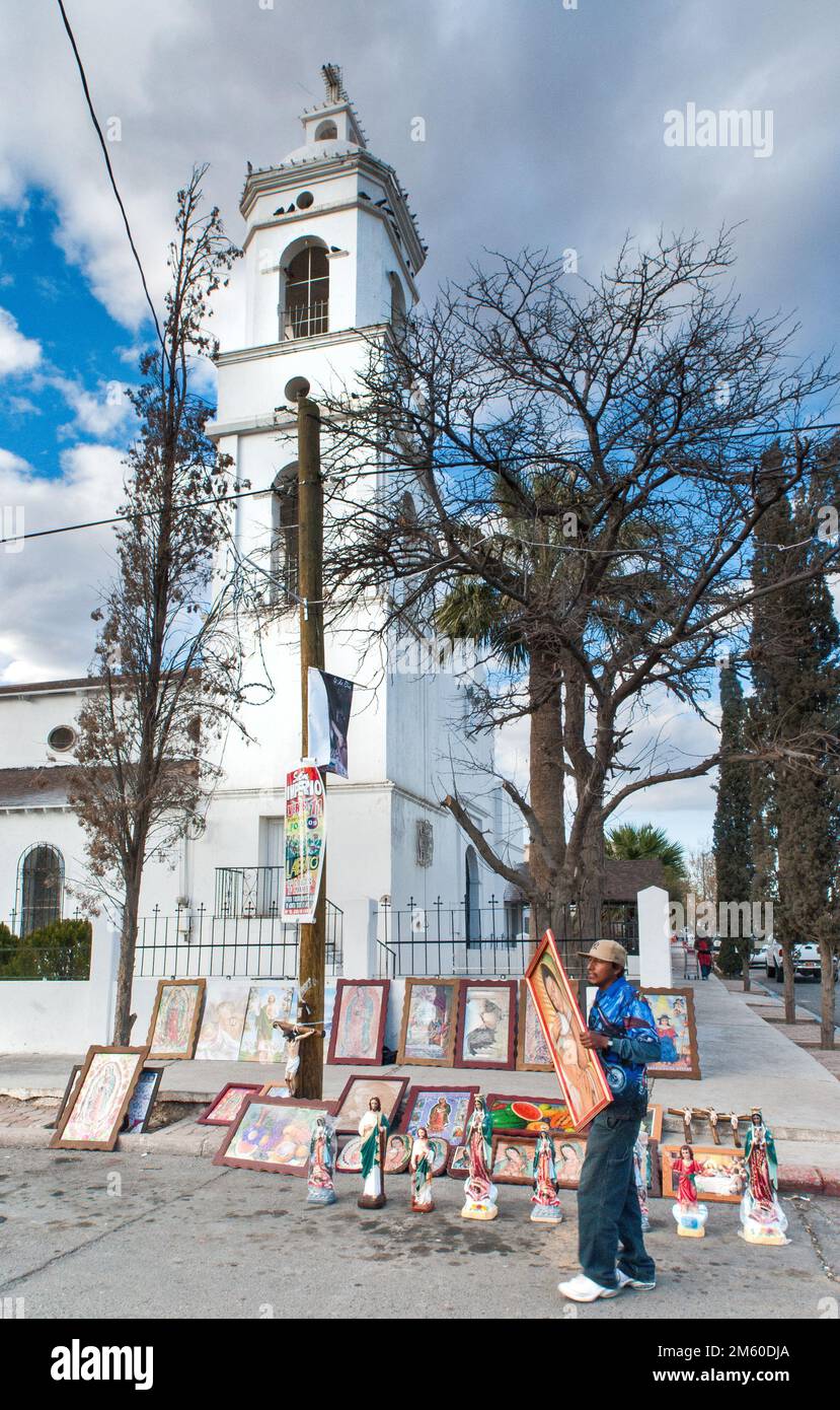 Verkauf religiöser Gemälde in der Calle 6, Straße nahe La Iglesia de Guadalupe, Kirche am La Plaza in Agua Prieta, Sonora, Mexiko Stockfoto
