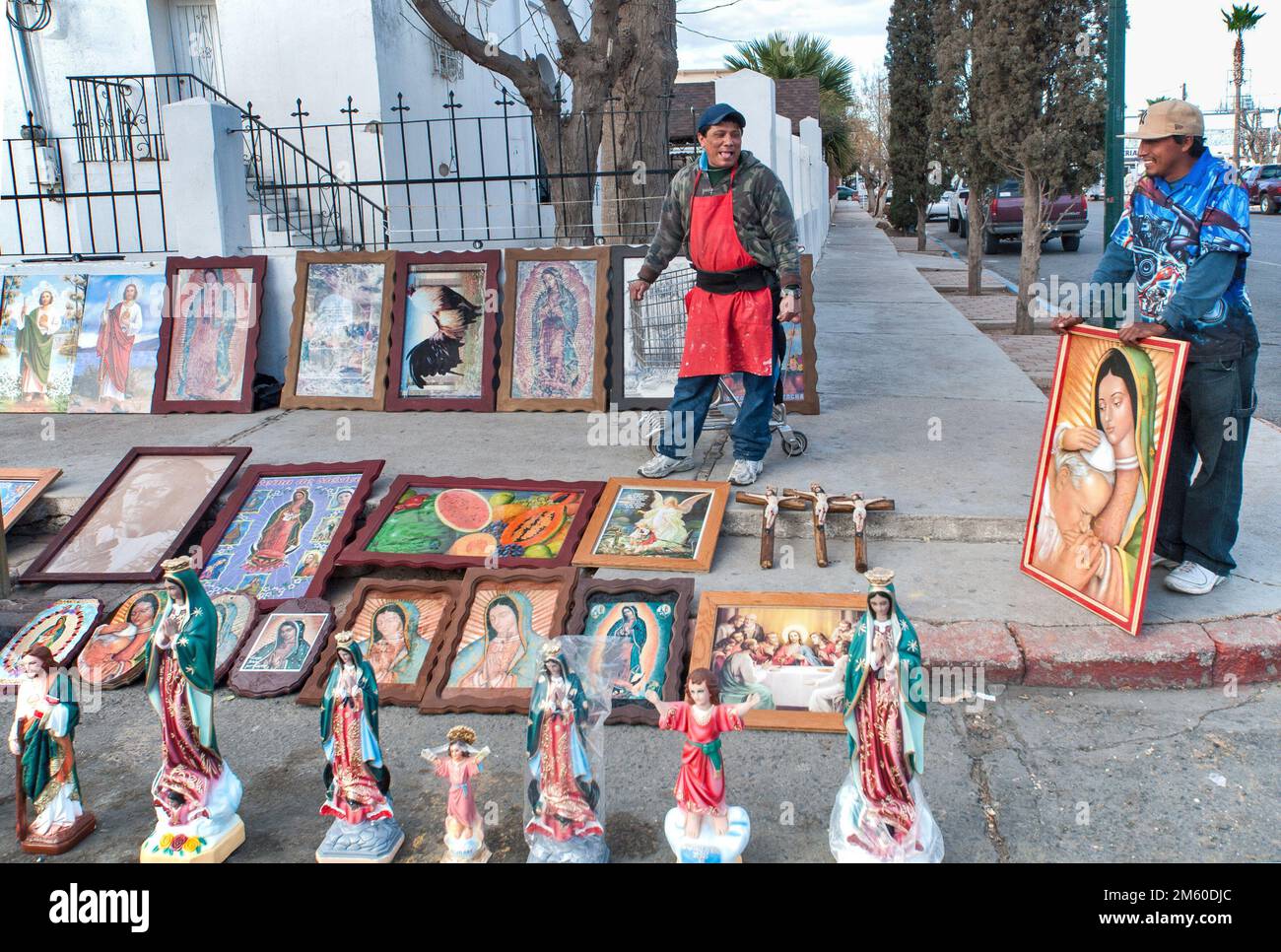 Verkauf religiöser Gemälde in der Calle 6, Straße nahe La Iglesia de Guadalupe, Kirche am La Plaza in Agua Prieta, Sonora, Mexiko Stockfoto
