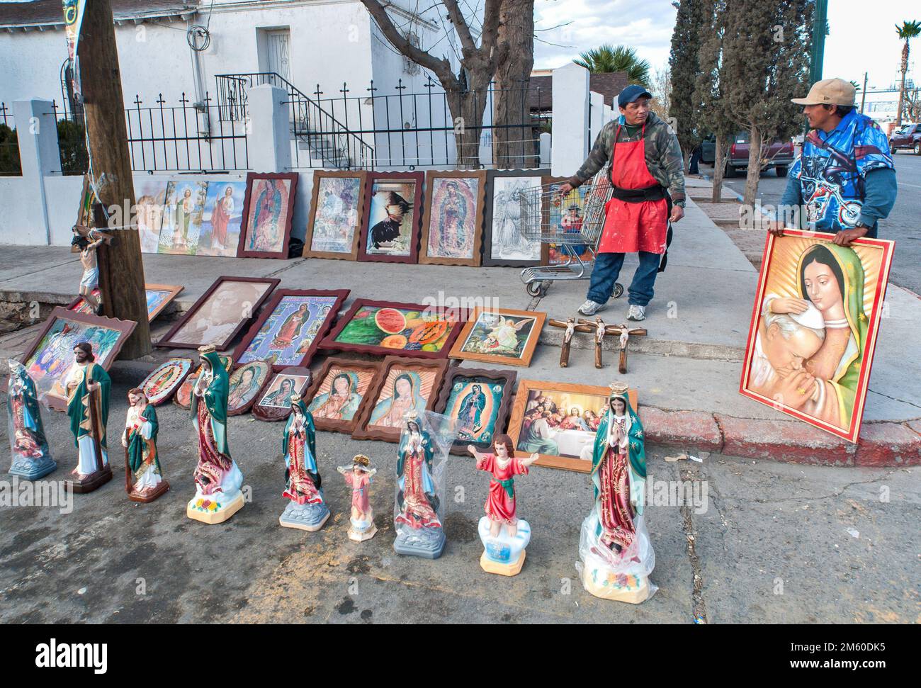 Verkauf religiöser Gemälde in der Calle 6, Straße nahe La Iglesia de Guadalupe, Kirche am La Plaza in Agua Prieta, Sonora, Mexiko Stockfoto