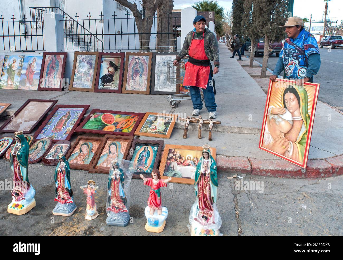 Verkauf religiöser Gemälde in der Calle 6, Straße nahe La Iglesia de Guadalupe, Kirche am La Plaza in Agua Prieta, Sonora, Mexiko Stockfoto