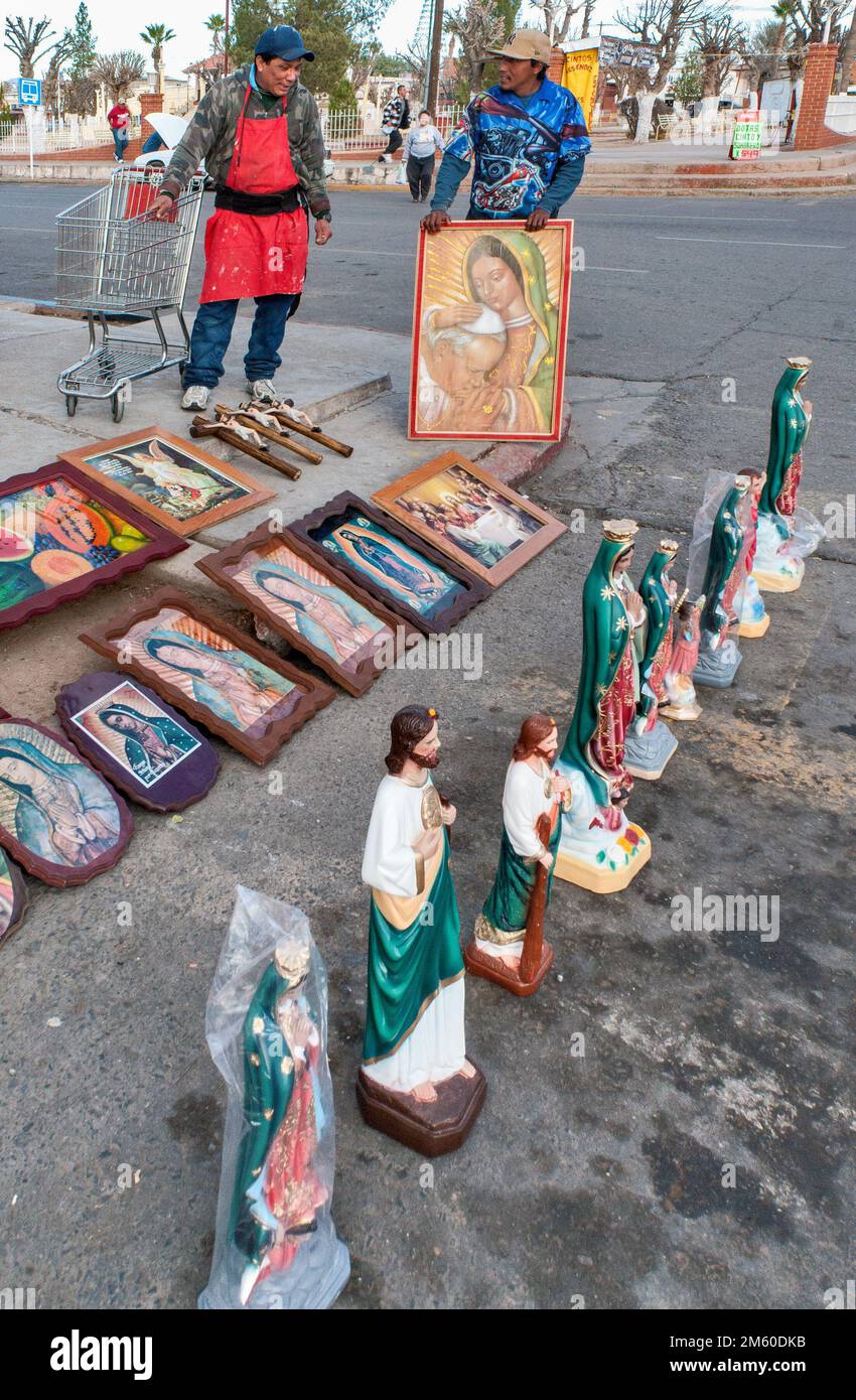 Verkauf religiöser Gemälde in der Calle 6, Straße nahe La Iglesia de Guadalupe, Kirche am La Plaza in Agua Prieta, Sonora, Mexiko Stockfoto
