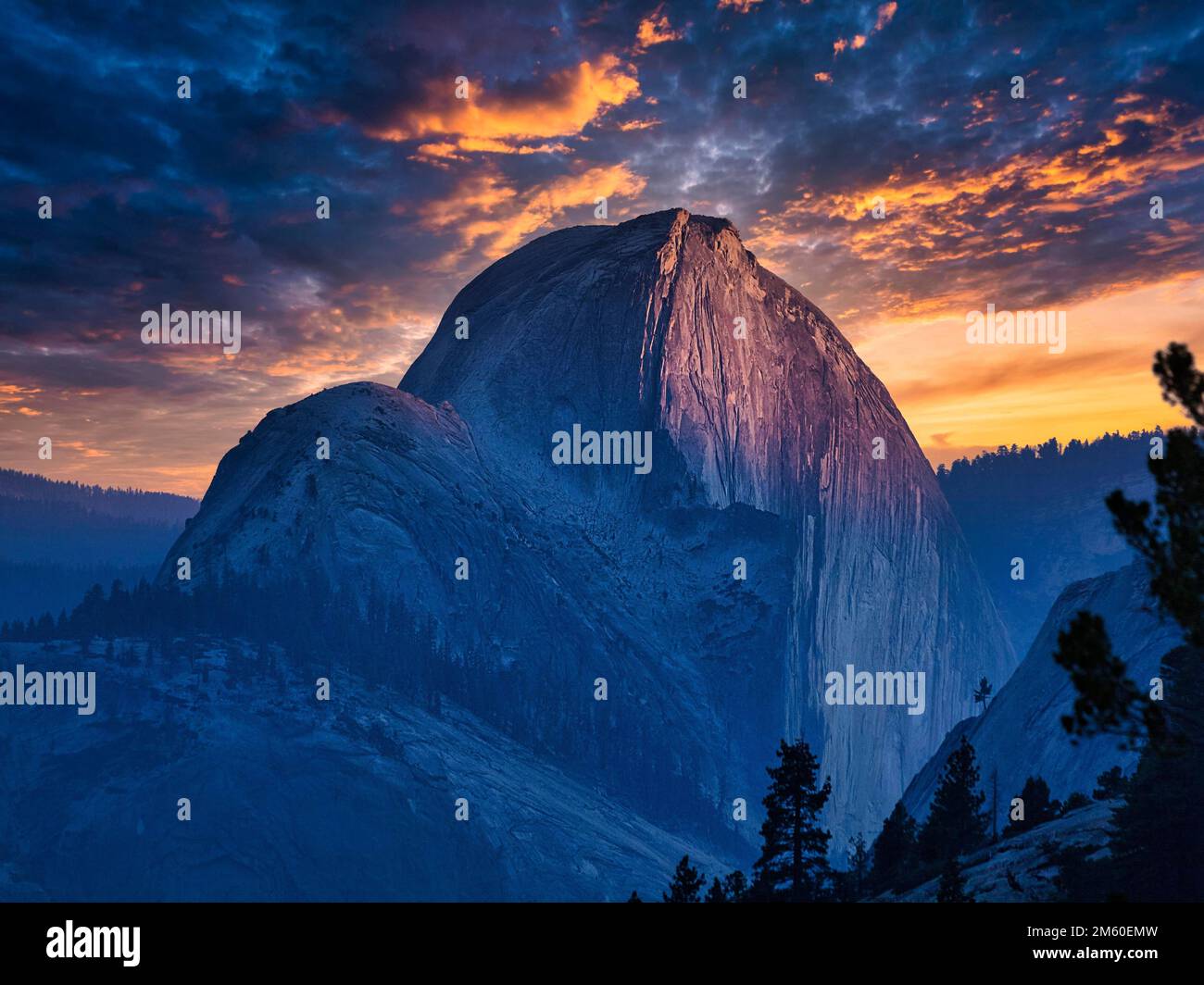 Half Dome, Granitberg, runde Formen, Sonnenuntergang, dramatischer Abendhimmel, Yosemite Valley, Kalifornien, USA Stockfoto