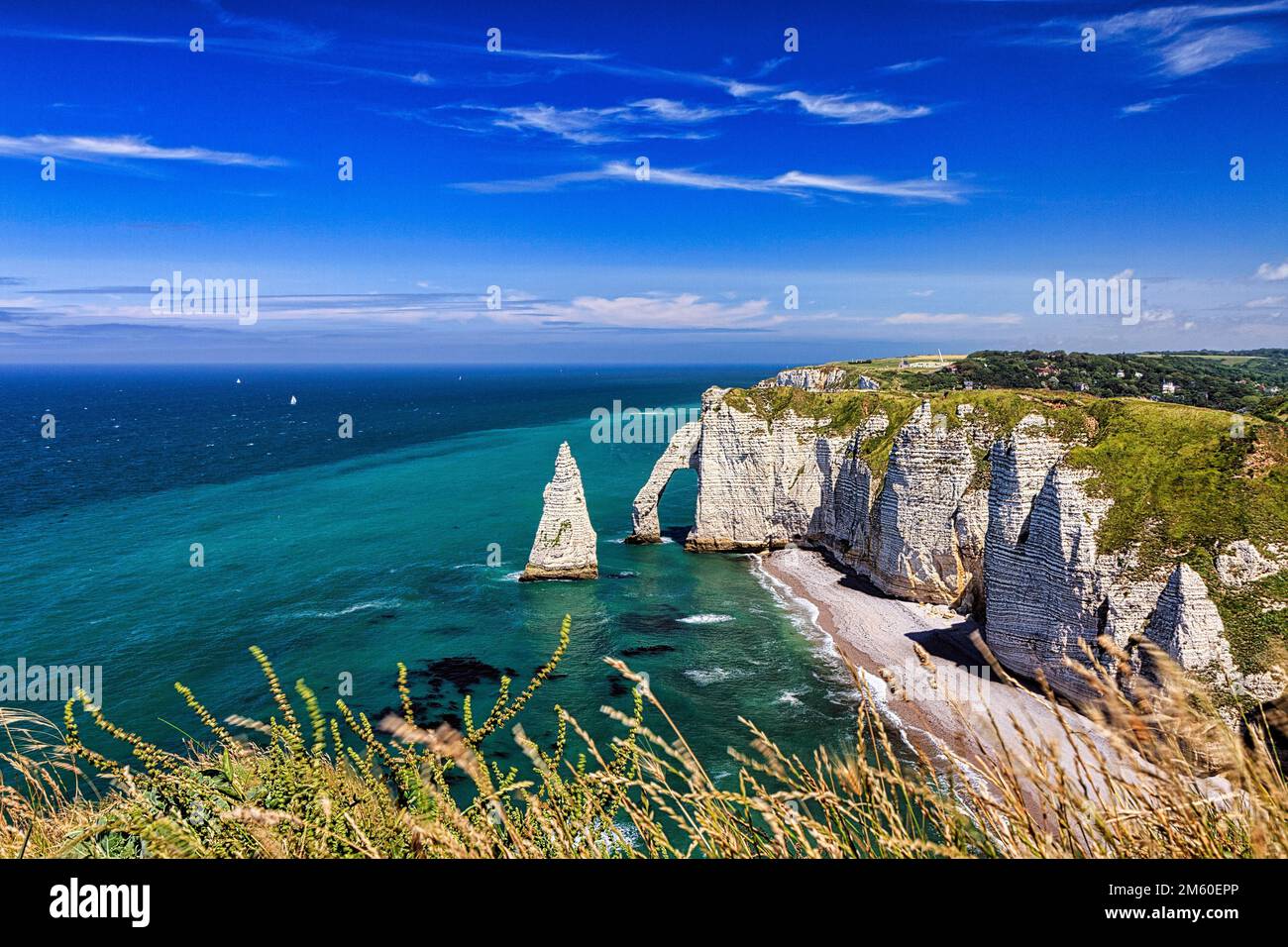 Blick von oben auf markante Kreidefelsen, Felsenbogen Porte Daval und Felsnadel Aiguille, Etretat, Etretat, Alabasterküste, englischer Kanal Stockfoto