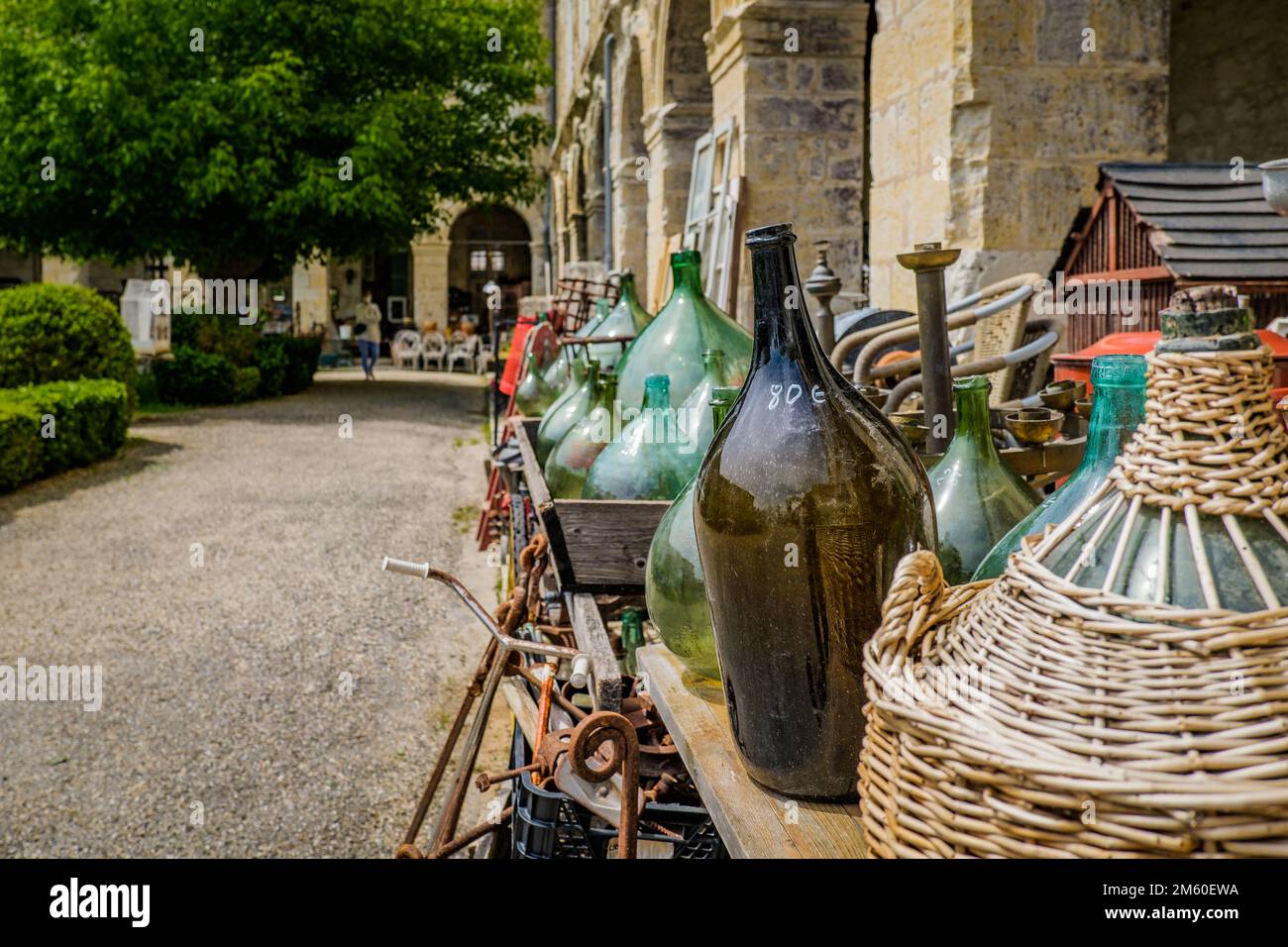 Das Dorf der Antiquitätenhändler, eine Art Flohmarkt in einem alten Palast in Lectoure, im Süden Frankreichs (Gers) Stockfoto