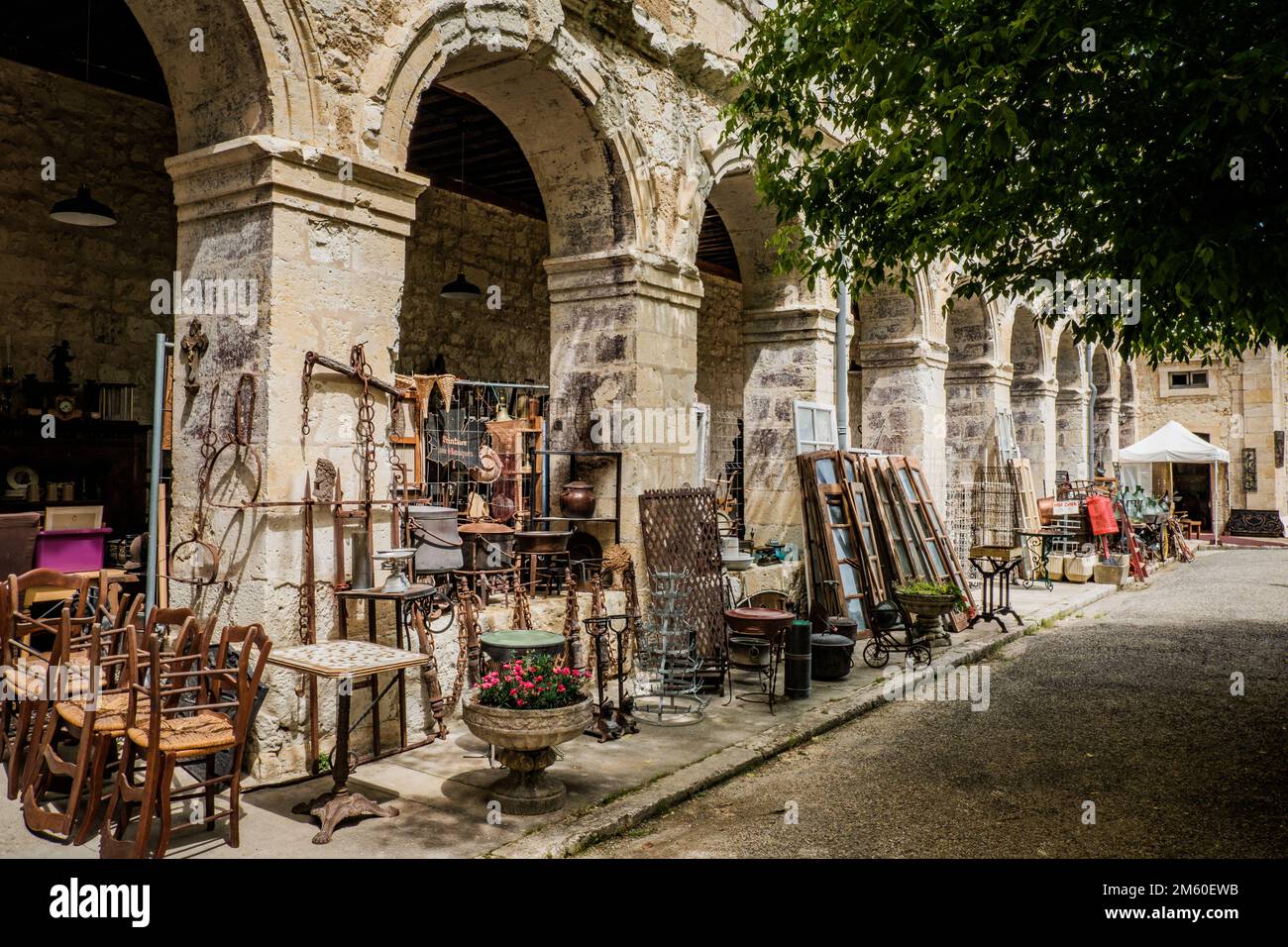 Das Dorf der Antiquitätenhändler, eine Art Flohmarkt in einem alten Palast in Lectoure, im Süden Frankreichs (Gers) Stockfoto