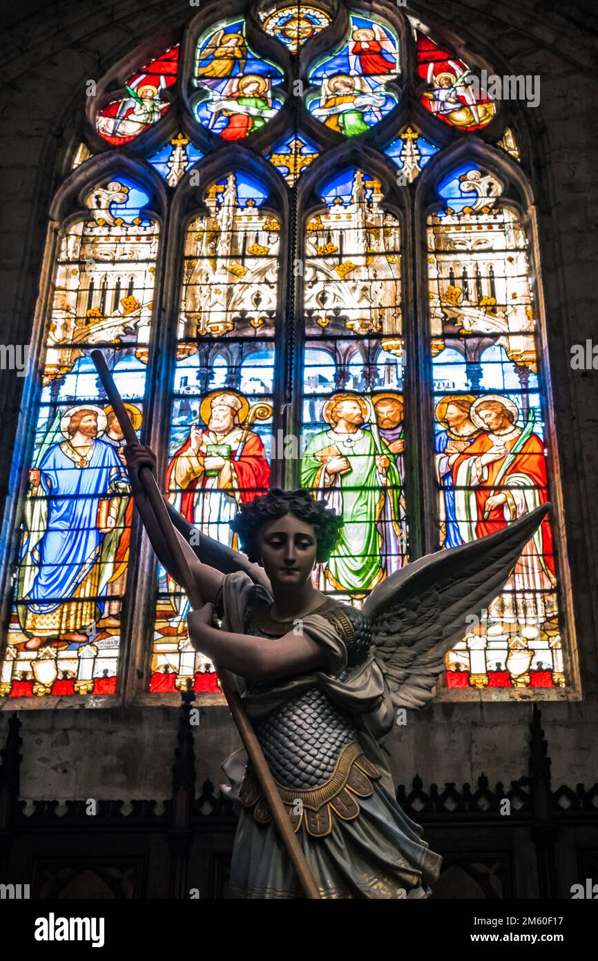 Engel und Buntglasfenster in der Saint-Gervais Saint-Protais Kathedrale der kleinen Stadt Lectoure im Süden Frankreichs (Gers) Stockfoto