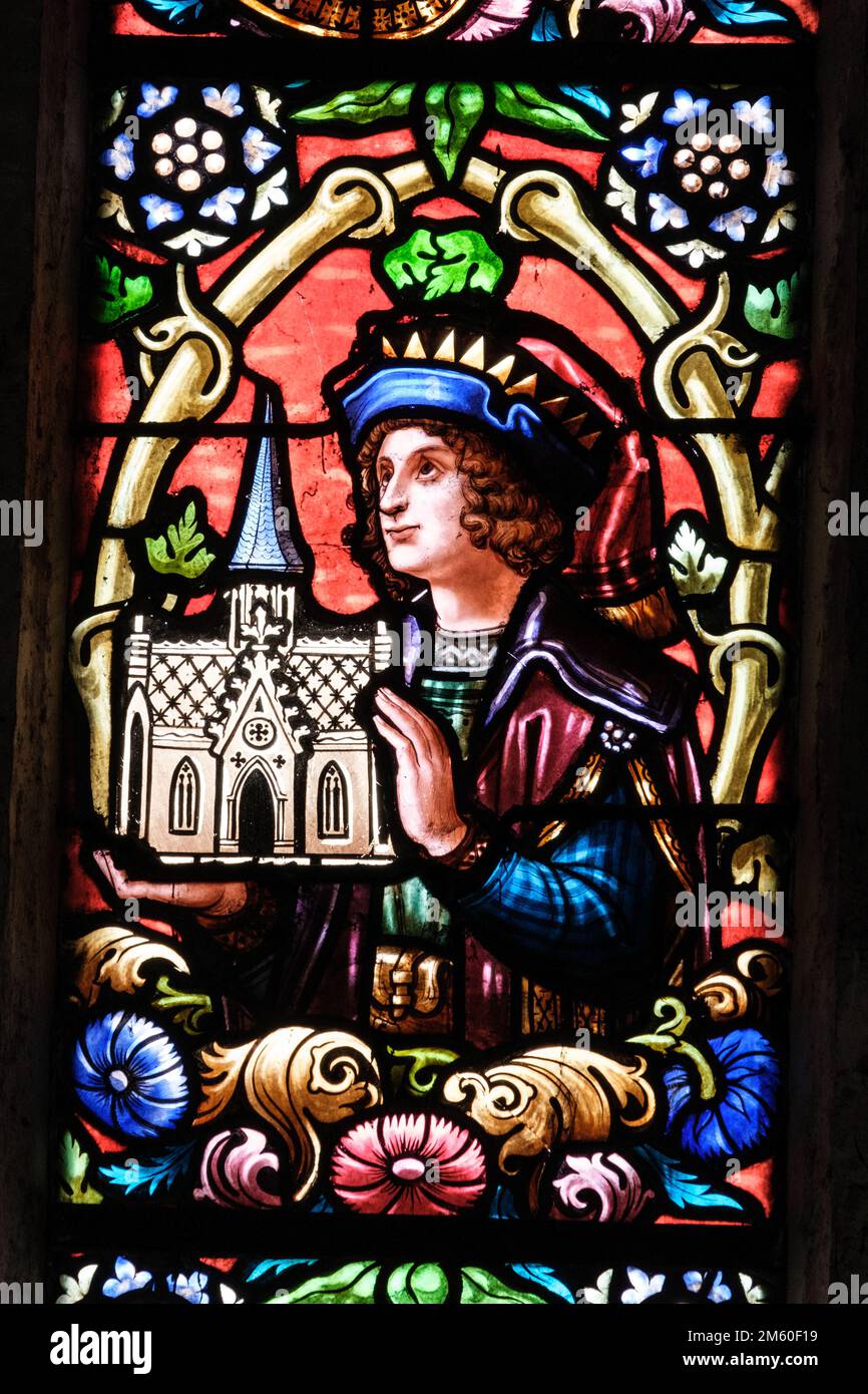 Detail eines Buntglasfensters in der mittelalterlichen Kathedrale Saint-Gervais-Saint-Protais von Lectoure, einer kleinen Stadt im Süden Frankreichs (Gers) Stockfoto