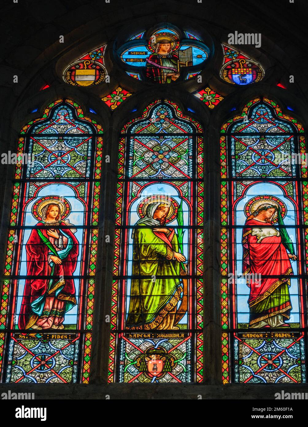 Buntglasfenster mit Saint Cecile in der gotischen mittelalterlichen Kathedrale von Lectoure im Süden Frankreichs (Gers) Stockfoto
