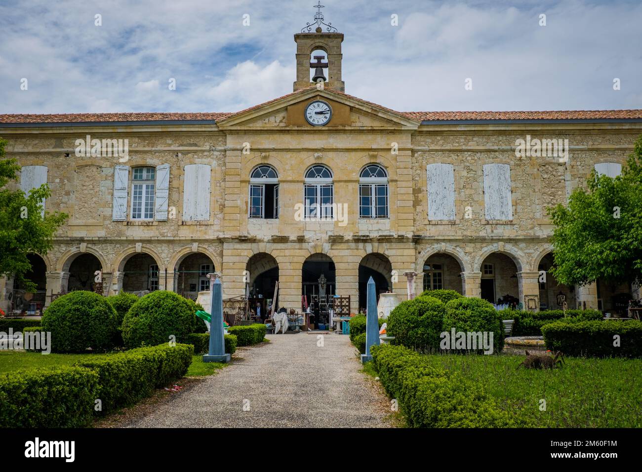 Das Dorf der Antiquitätenhändler, eine Art Flohmarkt in einem alten Palast in Lectoure, im Süden Frankreichs (Gers) Stockfoto