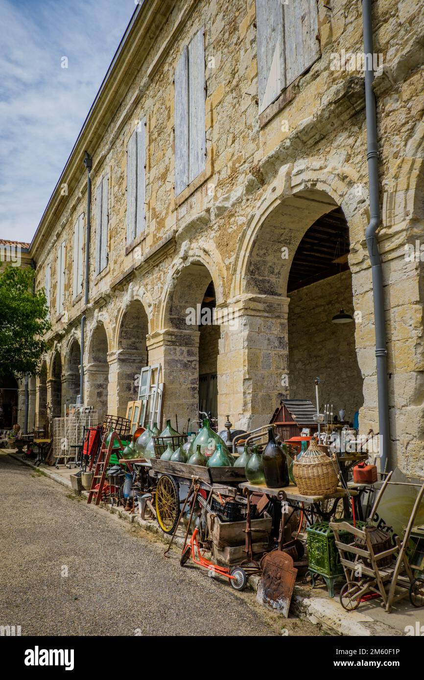 Das Dorf der Antiquitätenhändler, eine Art Flohmarkt in einem alten Palast in Lectoure, im Süden Frankreichs (Gers) Stockfoto