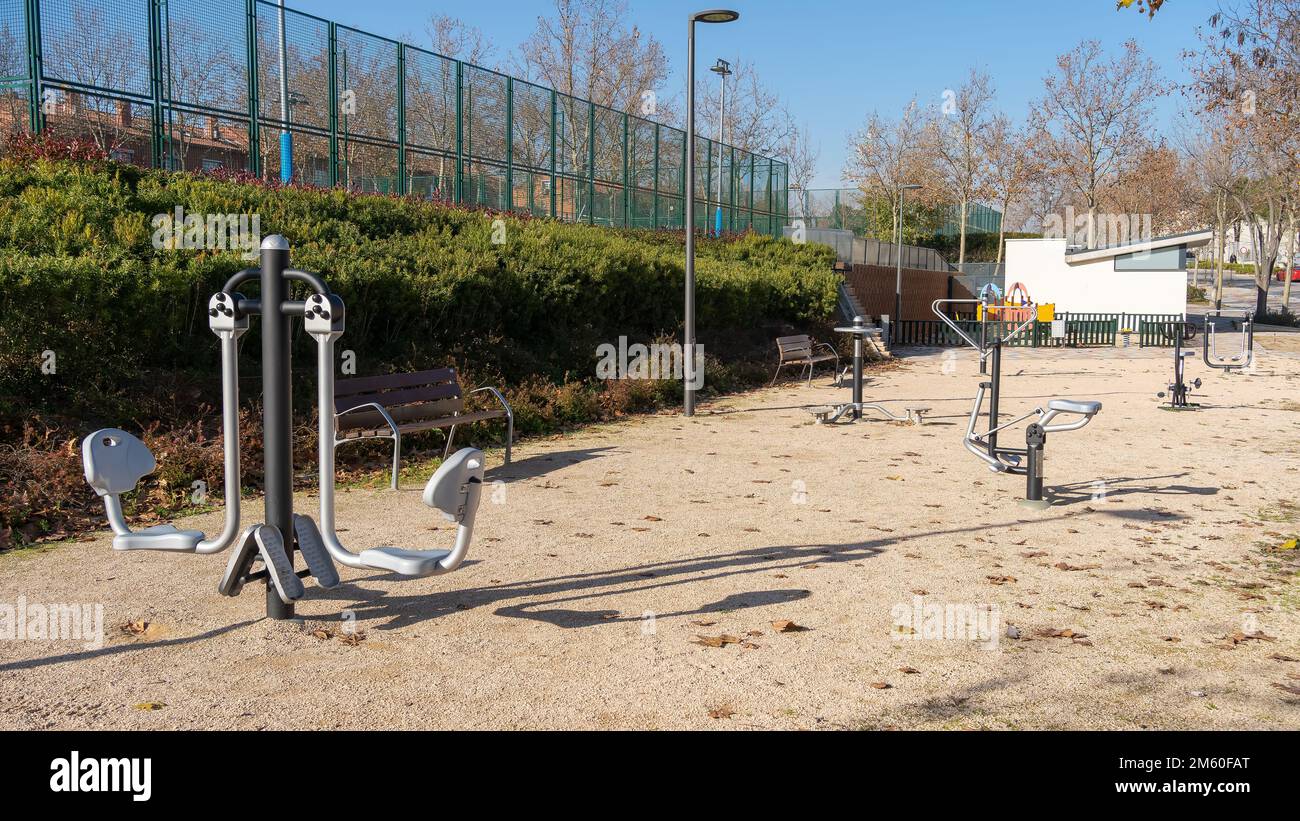 Nahaufnahme von Sportgeräten oder Outdoor-Fitnessgeräten im öffentlichen Park. Stockfoto