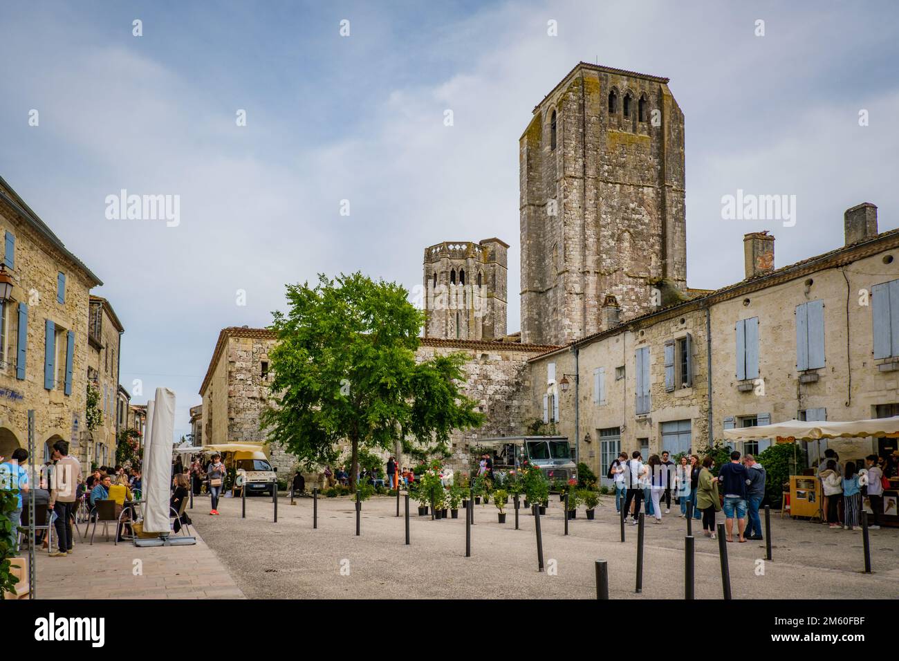 Der Hauptplatz und die Kollegialkirche des Dorfes La Romieu im Süden Frankreichs (Gers) Stockfoto