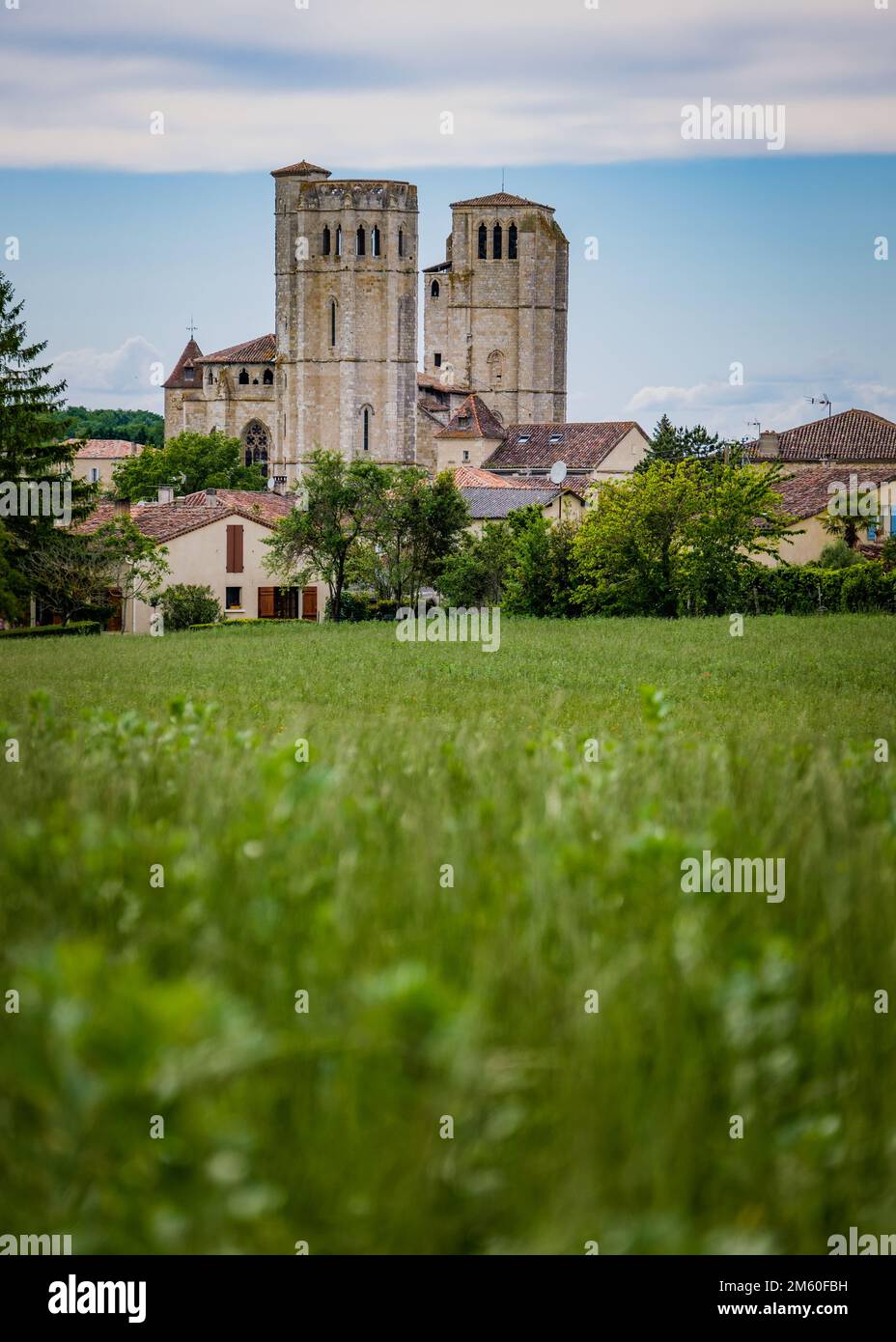 Blick auf die imposanten Glockentürme des mittelalterlichen collegiale Curch von La Romieu in Südfrankreich (Gers) Stockfoto