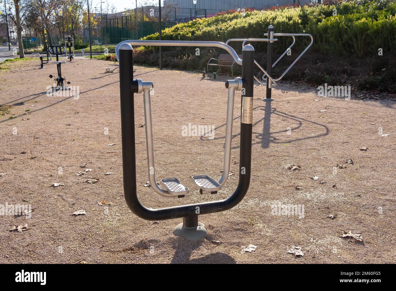 Gymnastikgeräte zur Stärkung der Beine in einem öffentlichen Park in der Stadt Stockfoto