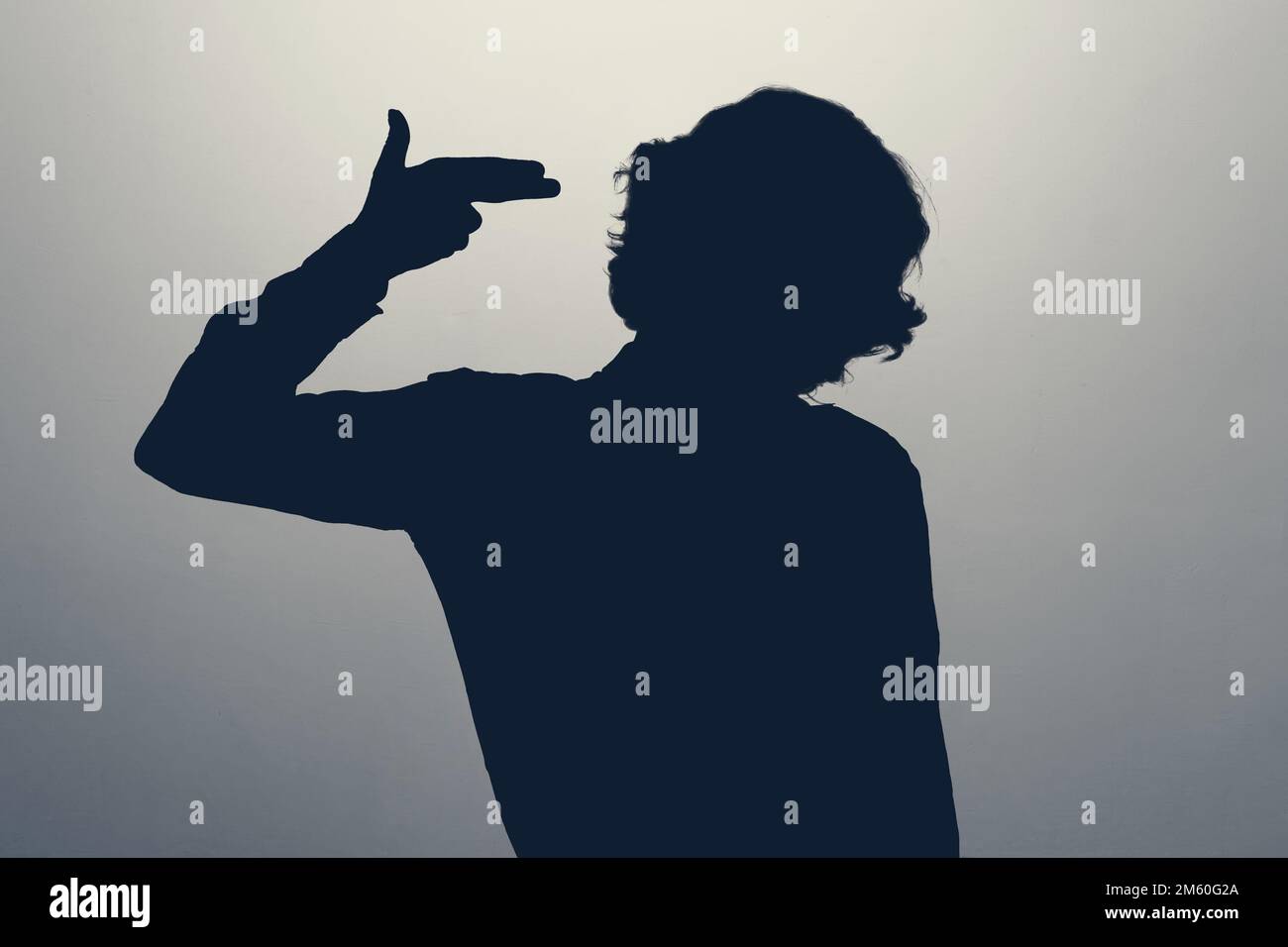 Frau, die über einem isolierten Hintergrund steht und Hand und Finger an den Kopf zeigt Stockfoto