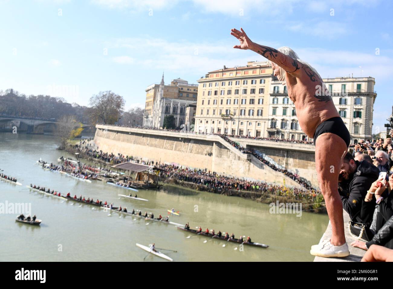 Rom, Italien. 01. Januar 2023. Maurizio Palmulli, bekannt als „Mister OK“, taucht im Rahmen der traditionellen Neujahrsfeier am 1. Januar 2023 in Rom in den Tiber ein. Kredit: Unabhängige Fotoagentur/Alamy Live News Stockfoto