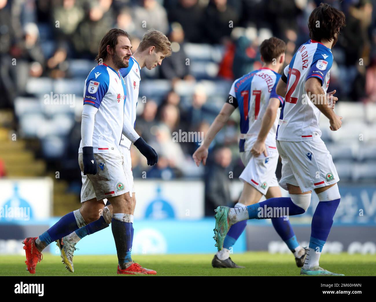 Bradley Dack links Von Blackburn Rovers Feiert Das Erste Tor Ihrer bradley-dack-links-von-blackburn-rovers-feiert-das-erste-tor-ihrer