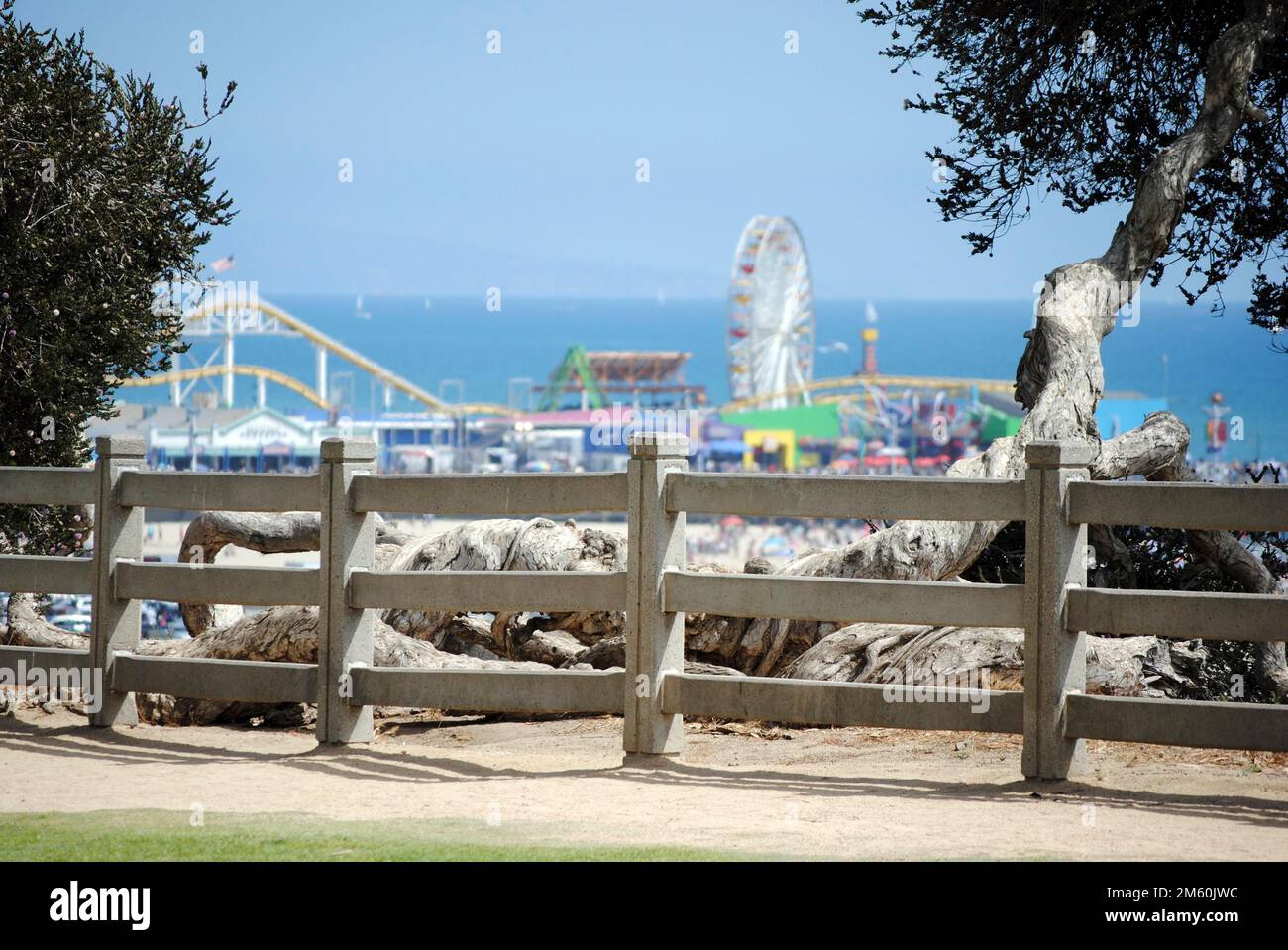 Blick auf Santa Monica Pier, Riesenrad und andere Attraktionen von der Ocean Avenue, Calirfornia Stockfoto