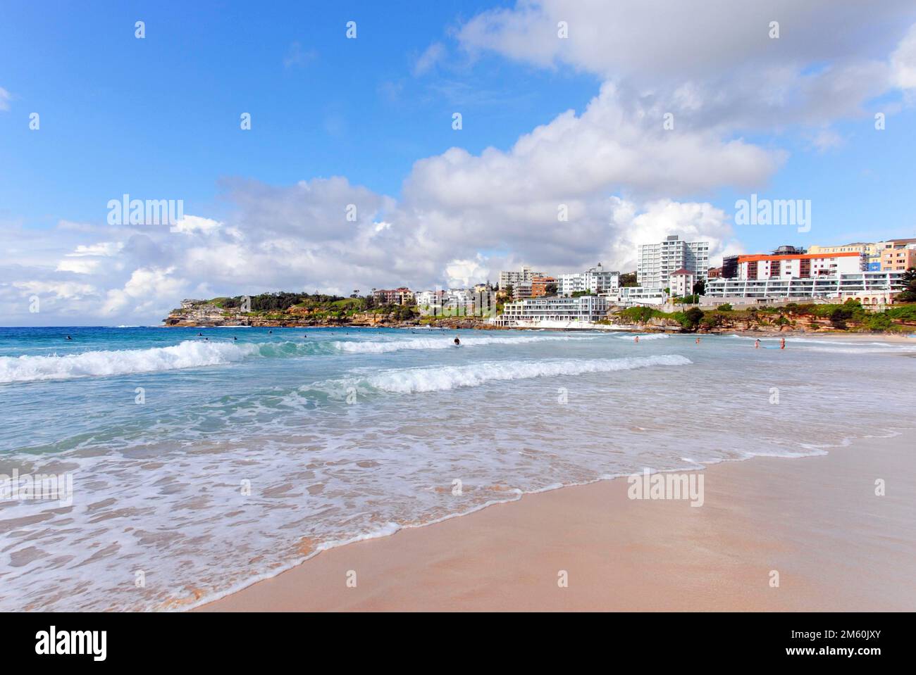 Blick auf Bondi Beach an einem sonnigen Tag. Bondi Beach ist einer der bekanntesten Strände Australiens. Sydney Stockfoto