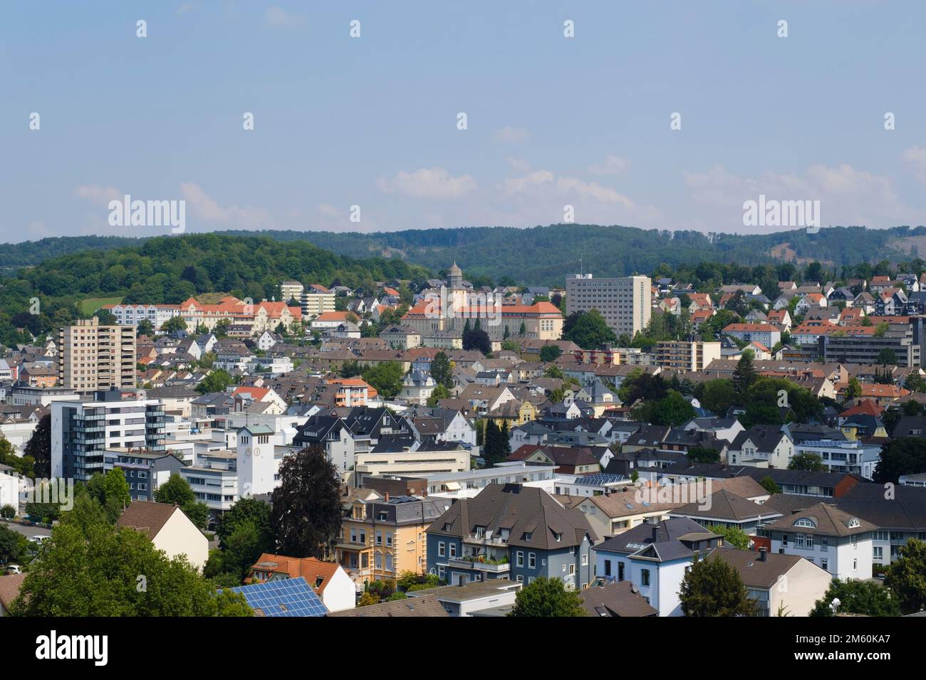 Blick vom Ehmsendenkmal bis zur Neustadt mit dem Gebäude der Landregierung Arnsberg, Sauerland, Nordrhein-Westfalen, Deutschland Stockfoto
