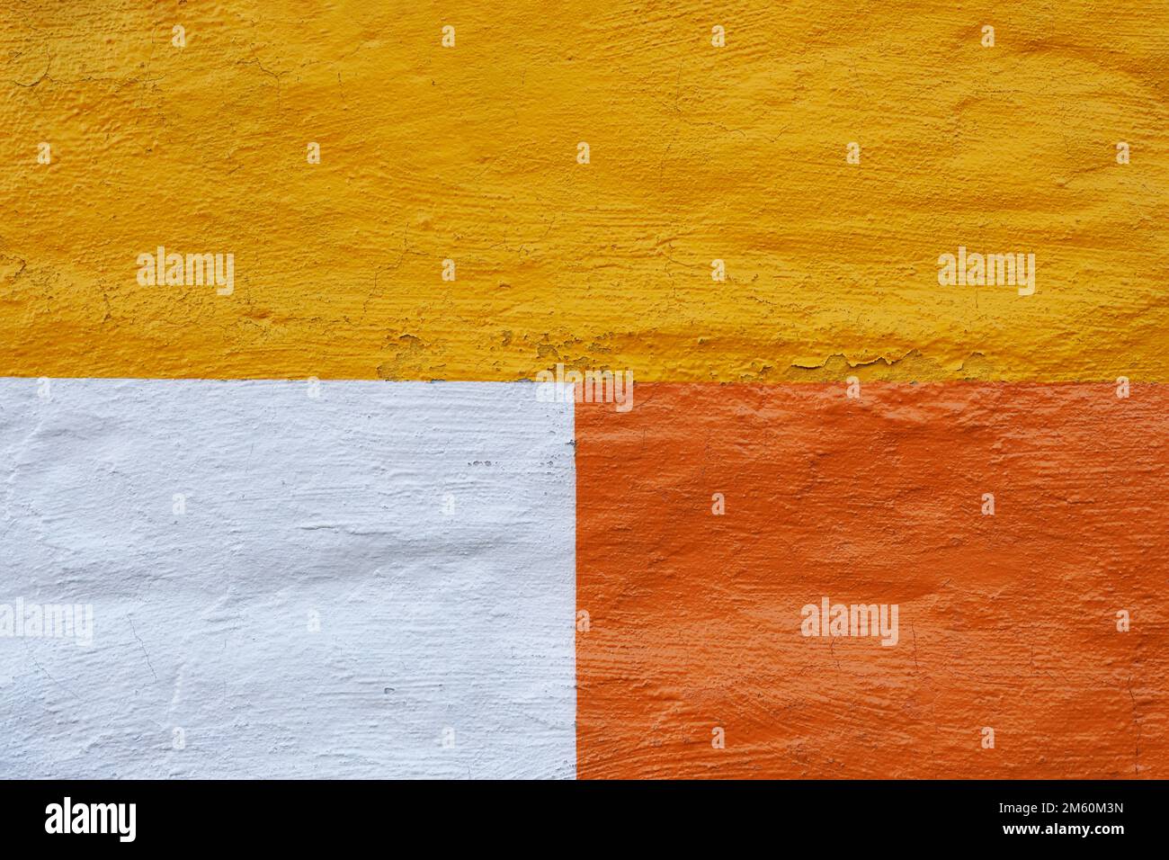 Strukturierter Wandhintergrund, gelb, weiß und orange gestrichen Stockfoto