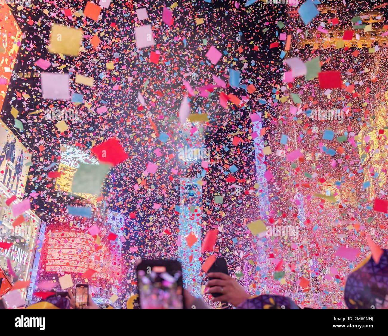 NEW YORK, NEW YORK. 1. Januar 2023 Konfetti fallen während einer