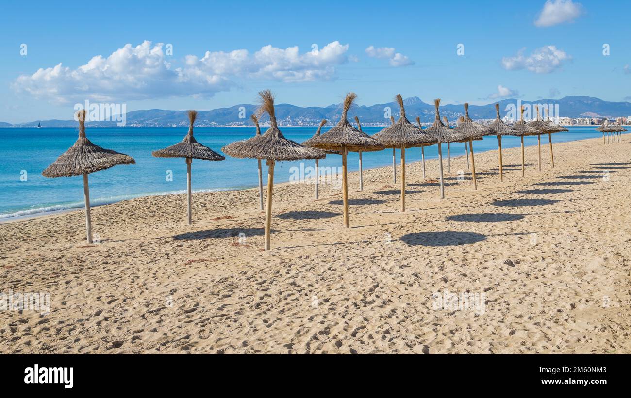 Leerer Strand mit Sonnenschirmen, El Arenal, Playa de Palma, Mallorca, Spanien Stockfoto