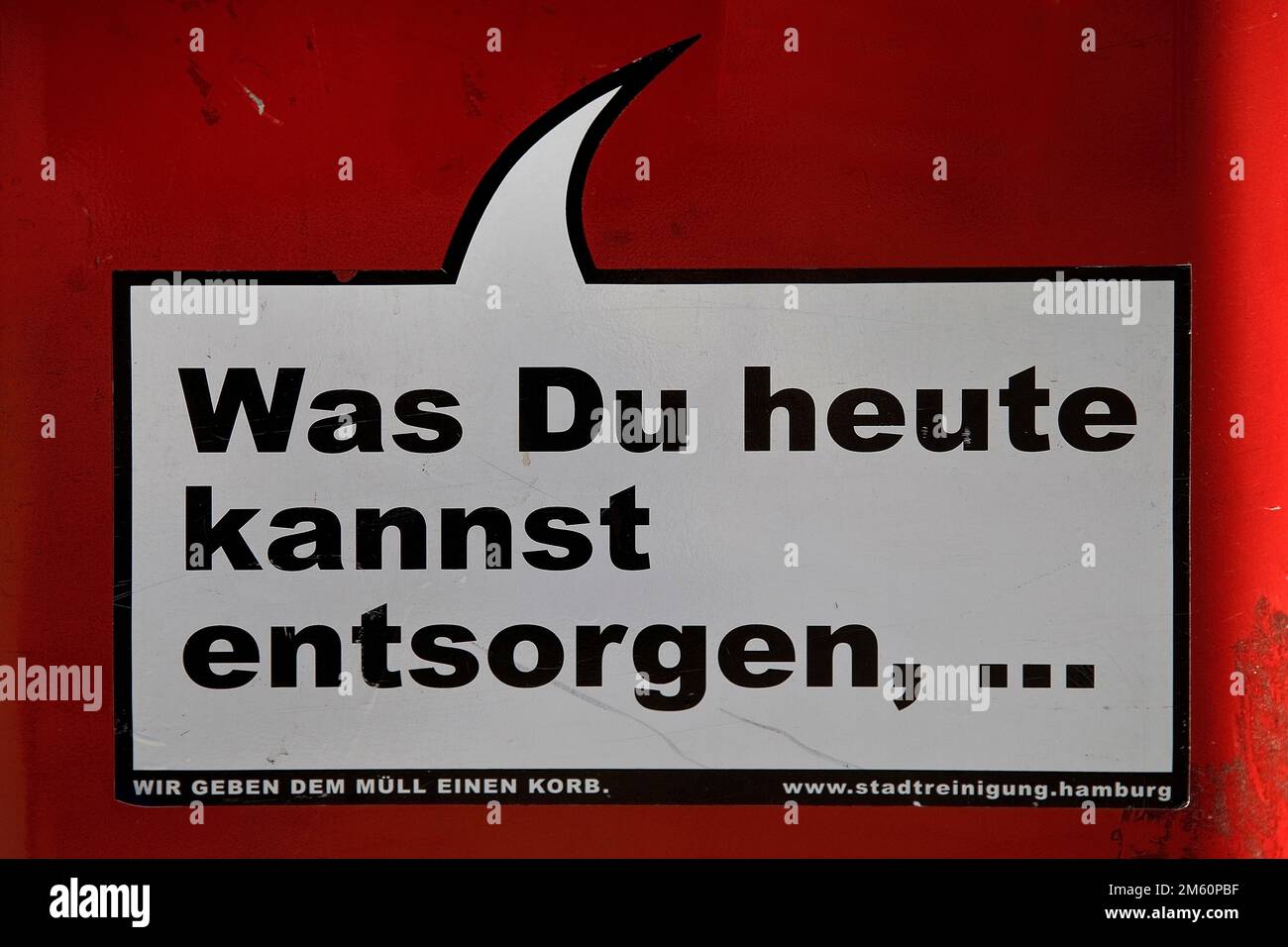 Sprechender roter Abfalleimer Was Sie heute entsorgen können, Kampagne Stadtreinigung Hamburg für mehr Sauberkeit, Deutschland Stockfoto