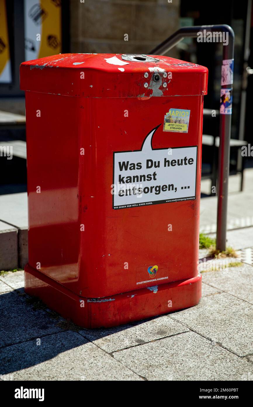 Sprechender roter Abfalleimer Was Sie heute entsorgen können, Kampagne Stadtreinigung Hamburg für mehr Sauberkeit, Deutschland Stockfoto
