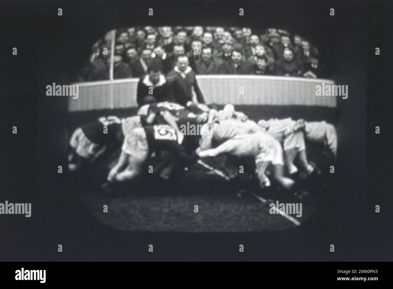 1950er, historische, internationale Rugby-Vereinigung, ein Rugby-Fußballspiel zwischen England und Wales, das im BBC-Fernsehen übertragen wird. Das Bild zeigt die Menge, die Spieler in einem Scrum beobachtet. Stockfoto