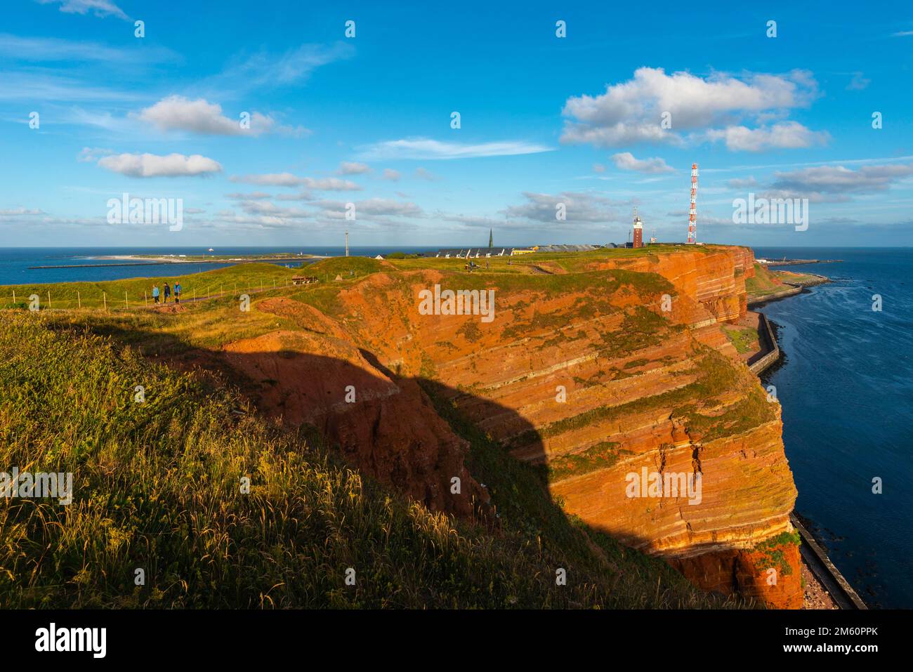 Sandsteinfelsen mit roten Sprenkeln, Hochseeinsel Helgoland, Nordsee, Gras, Leuchtturm, Funkturm, Düne, Oberland, blauer Himmel, Pinneberg Stockfoto