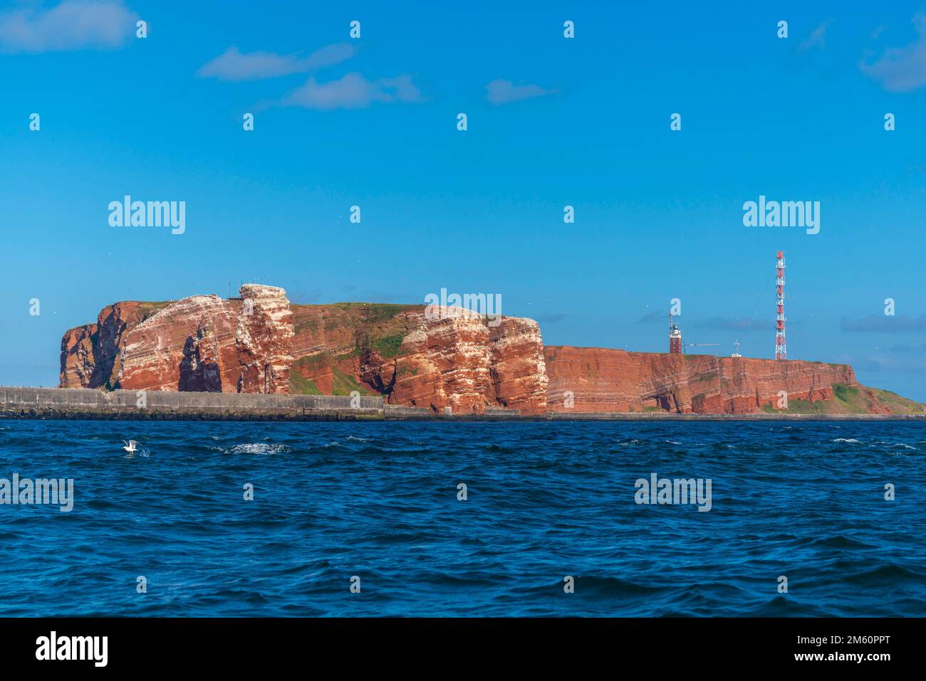 Rote Sandsteinklippen, Helgoland Hochseeinsel, Nordsee, Leuchtturm, Funkturm, blauer Himmel, Bezirk Pinneberg, Schleswig-Holstein Stockfoto