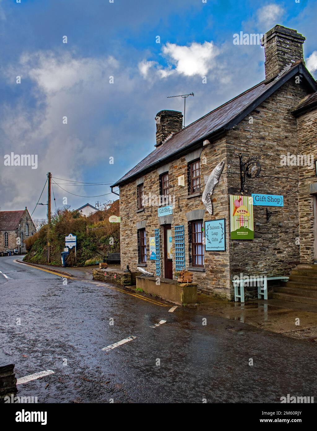 Ein Souvenirladen in Cenarth Falls, Newcastle Emlyn SA38 9JL. West Wales. UK Stockfoto