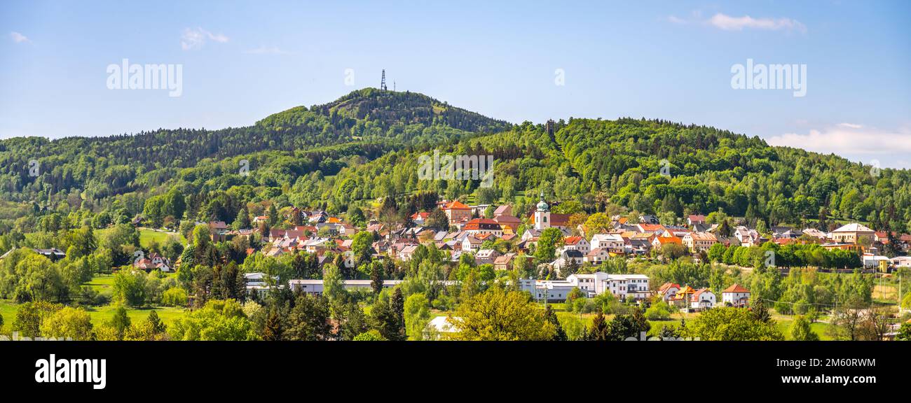 Jedlova Mountain und Jiretin Pod Jedlovou Stadt an sonnigen Tagen. Lusatianergebirge, Tschechische Republik Stockfoto