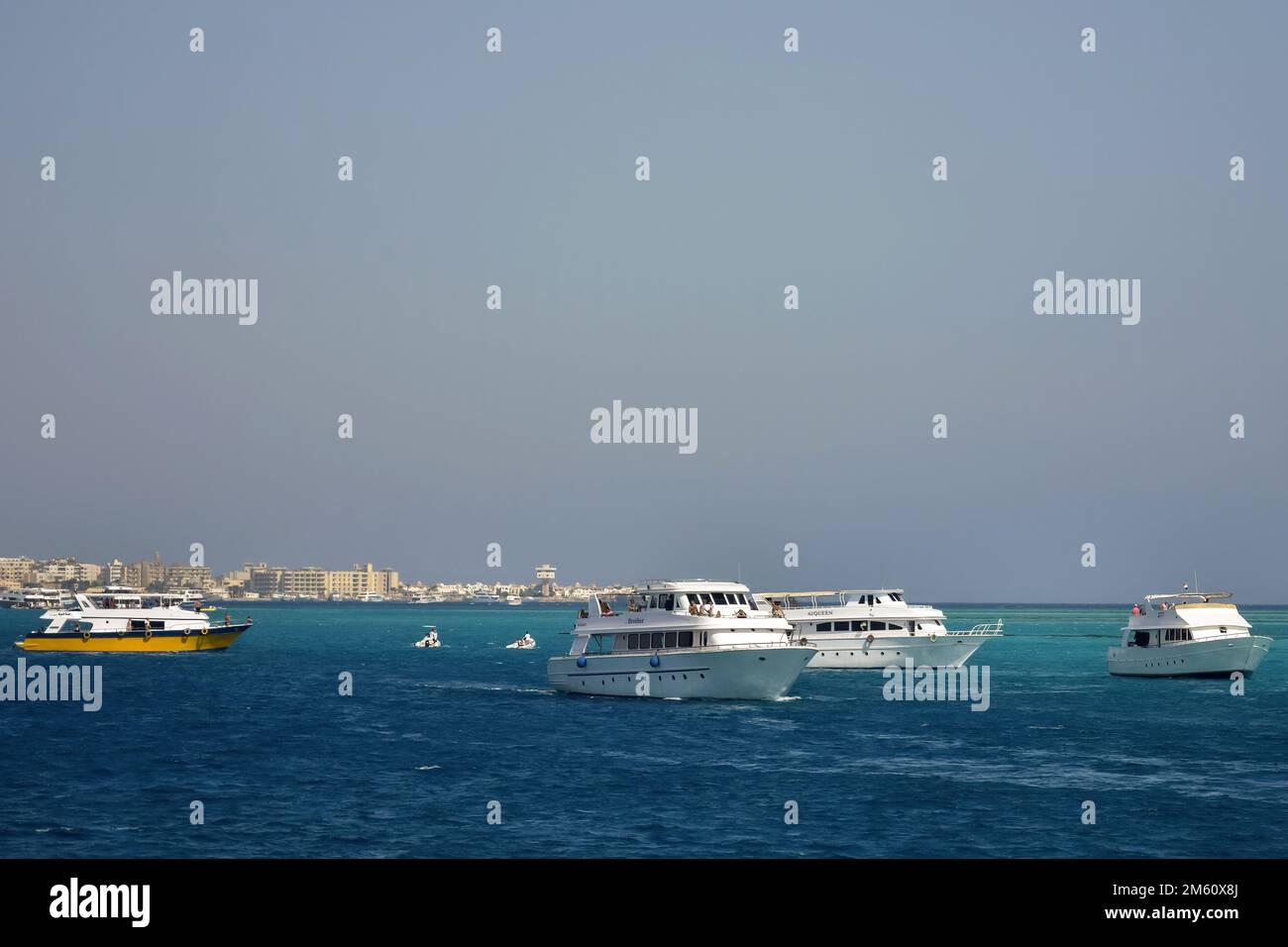 Yachten auf See. Abenteuer und Reisen. Touristen entspannen sich auf Yachten und Motorbootfahrten. Aktive Erholung am Roten Meer, Resort, Urlaub, Urlaub. Hurghada, Stockfoto