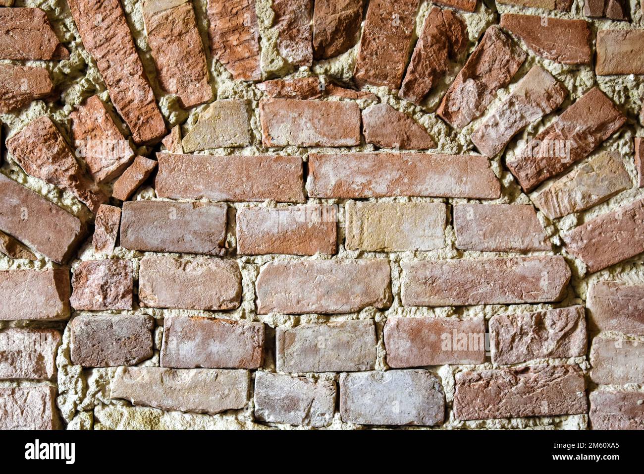 Uraltes Mauerwerk, Hintergrundstruktur. Bogen in Backsteinwand eines alten Gebäudes. Nahaufnahme. Selektiver Fokus. Stockfoto Uraltes Mauerwerk, Hintergrundstruktur. Bogen in Backsteinwand eines alten Gebäudes. Nahaufnahme. Selektiver Fokus. Stockfoto