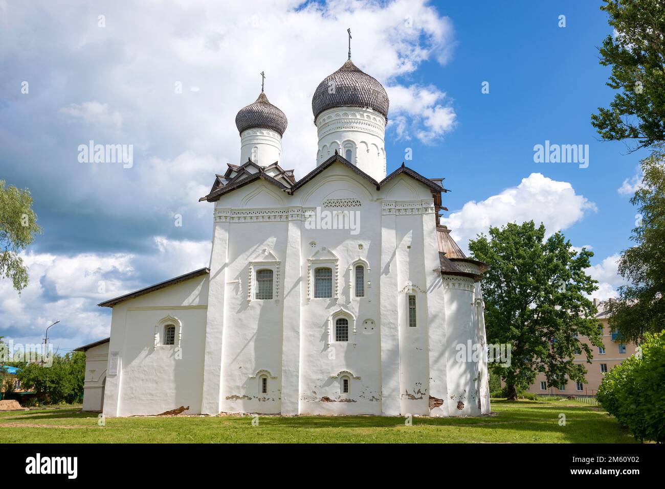 Mittelalterliche Kathedrale der Transfiguration des Erlösers (1198) an einem Juli Nachmittag. Staraya Russa, Russland Stockfoto